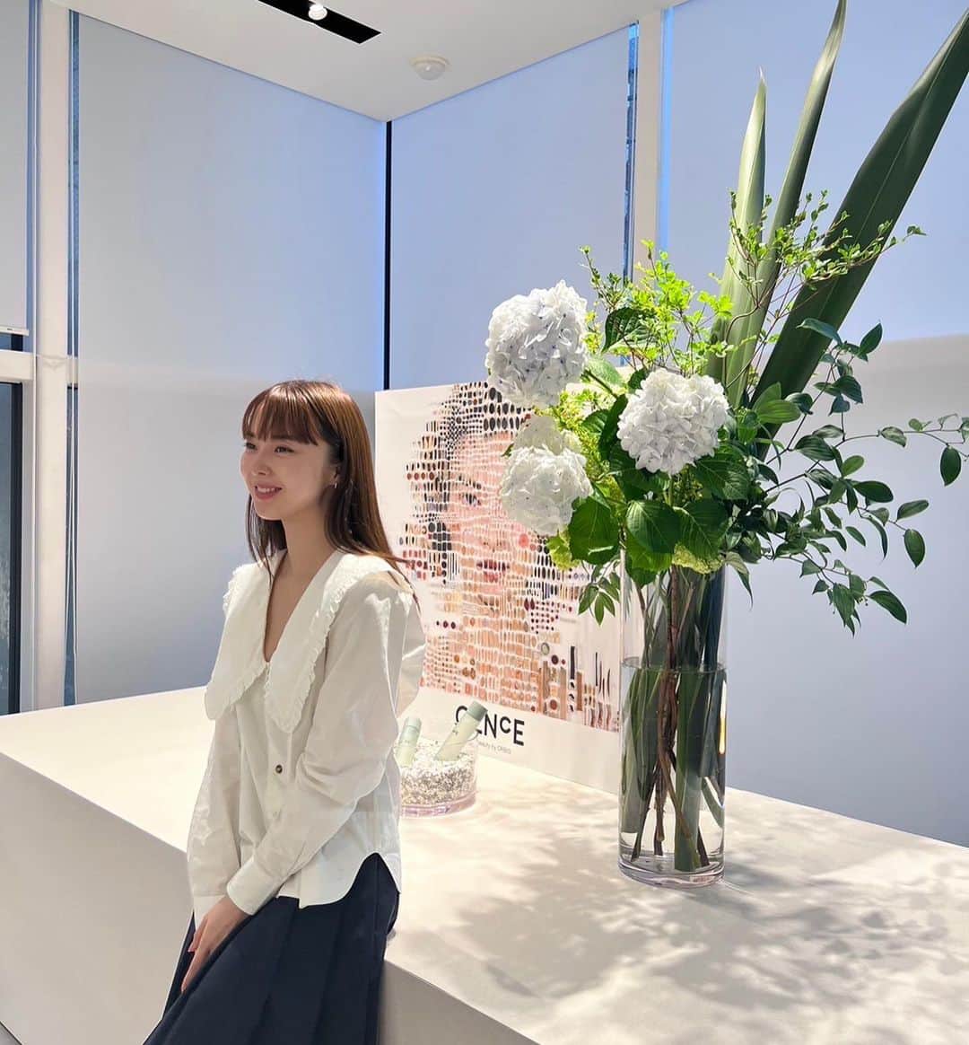 柊有紗のインスタグラム：「7月1日から発売される新クリーンビューティブランド「クリーンエンス」の展示会へ遊びに行ってきたよ！  肌科学を研究し続けたORBISが、クリーンとサイエンスを掛け合わせ 「環境にいいもの=肌に効果的なもの」となるスキンケアを開発したのだそうです。  普通は摘果（摘花）されたら不要なものとして捨てられちゃう植物や果実を肌に効果的な成分へと生まれ変わらせたアップサイクル原料が配合されているらしい。。サステナブルな取り組みですごいなと思ったし、商品を作る前のプロセスもしっかり教えてくれて夢中でお話聞いちゃった(*☻-☻*)  早速使用してみたけど、固形洗顔は泡立ち良すぎてびっくりした洗い上がりもサッパリしててこの夏使うのに良さそう♡ トリートメントトナーはサラッとしていて、いらない角質を優しく取り除いてくれるアイテムだよ！  #クリーンエンス #CLNCE #固形石鹸 #拭き取り化粧水 #clnce_pr」