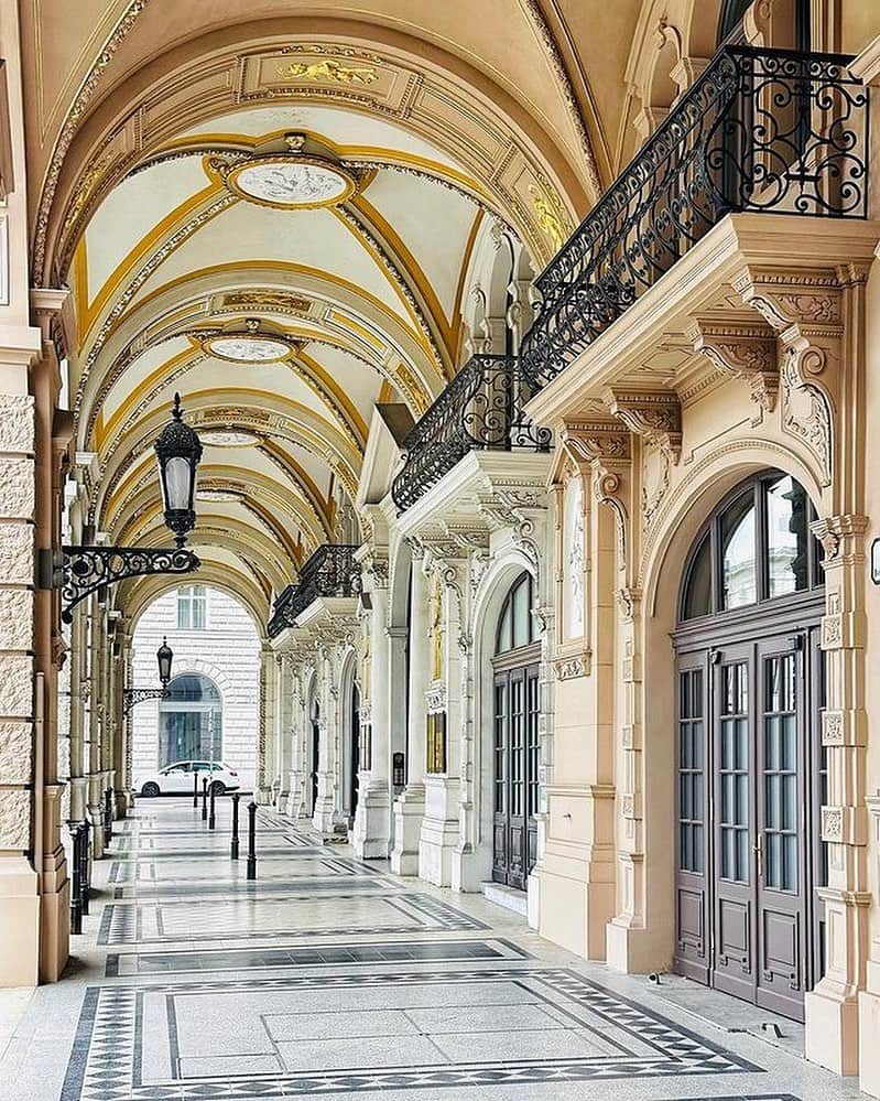Wien | Viennaのインスタグラム：「Oh, Vienna! ❤️ How much we love these beautiful galleries. This one is located right next to Vienna’s Town Hall. 😍 by @francesco_treu #ViennaNow  #vienna #wien #vienna_austria #cafecentral #visitvienna #viennagram #wienliebe #vienna_austria #traveleurope #traveltheworld #architecture」