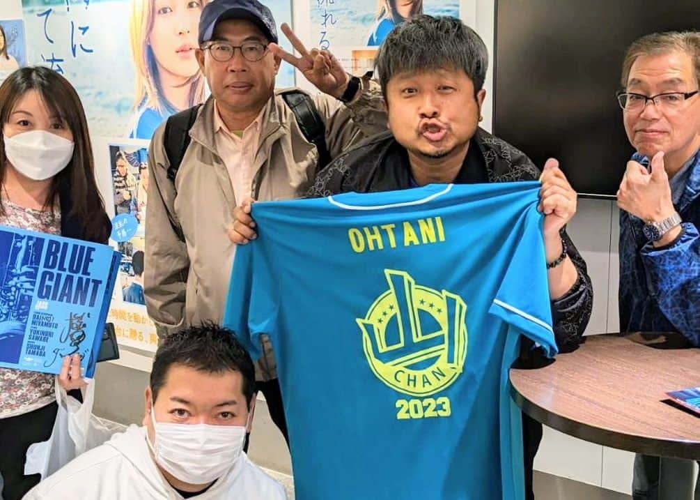のインスタグラム：「ダイノジ大谷さん生出演！『なごやまちゃんねる』！！  7/3(月)20:00〜22:00 の 会員制(¥990/月)インスタライブ『なごやまちゃんねる』は···  #ダイノジ大谷 さんとの「２人トーク！！」 @dnjbig   「CLOSEDインスタライブ」ならではの『大谷斬り』を是非ご覧ください！ ドラゴンズネタなどのフツオタも待ってます！  そして、今回もやります··· 【＋ー バカヤロー！！】 これまでに起こった 「腹立った···」 「未だに消化しきれない···」 「この理不尽を誰かに聞いて欲しい···」 エピソード(昔話もＯＫ)を、 メール→ sr@yamaurahisashi.com で※7/2(日)中に送ってください。  当日紹介し、大谷さんにジャッジメントしてもらいます。 今回も大谷さんから『ちぃ〜殺すぞっ！』が出るのか？！(笑)  この生配信(アーカイブで後からも見られます！)をご覧になりたい方は ↓ ① @nagoyamachan で↑「フォローする」を押して ②メールで sr@yamaurahisashi.com に「フォロー済」と送信してください。 (メールの返信で、月額990円の決済方法をご説明します。)  #ダイノジ #大谷ノブ彦 #生配信 #インスタライブ #トークバラエティ #ドラゴンズファン #中日ドラゴンズ」