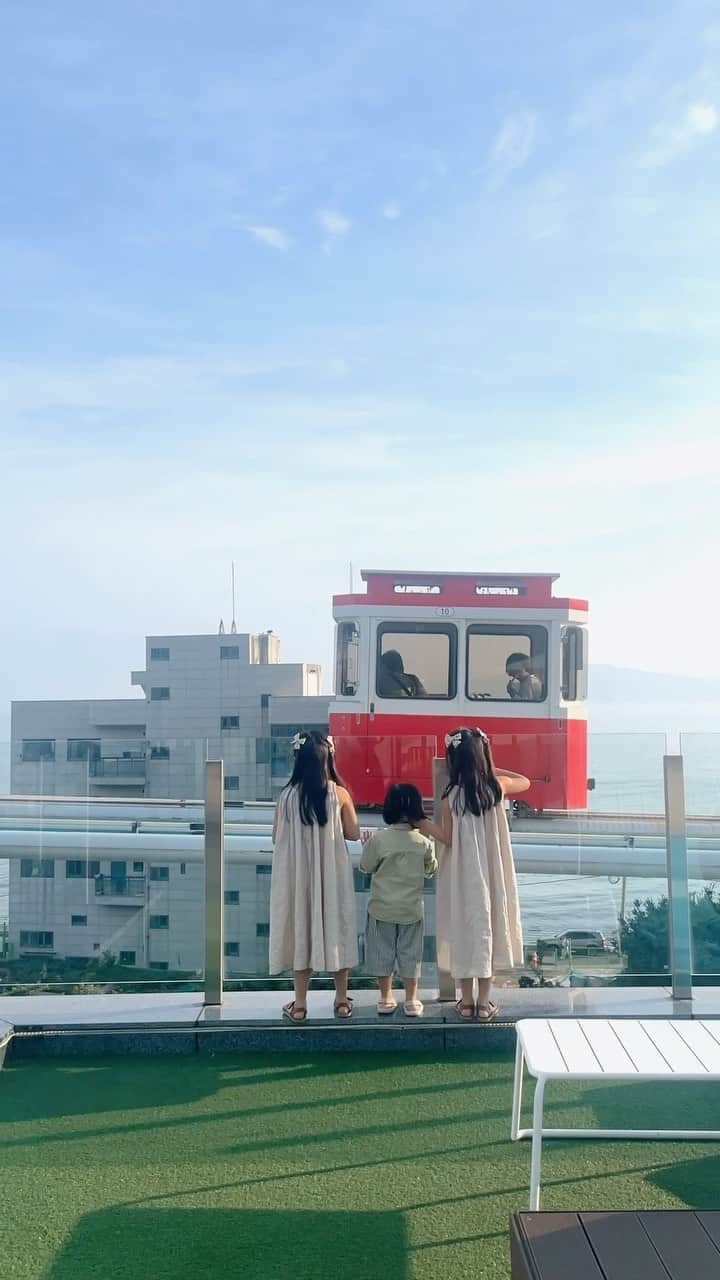 MOMOツインズのインスタグラム：「Luke’s favourite part of the trip- riding these colourful sky capsules along the 2km Busan coast. For a direct coastal view, we recommend taking the ride from Mipo station towards Cheongsapo and book in advance. We went for the sunset slot! #lllgoestobusan」