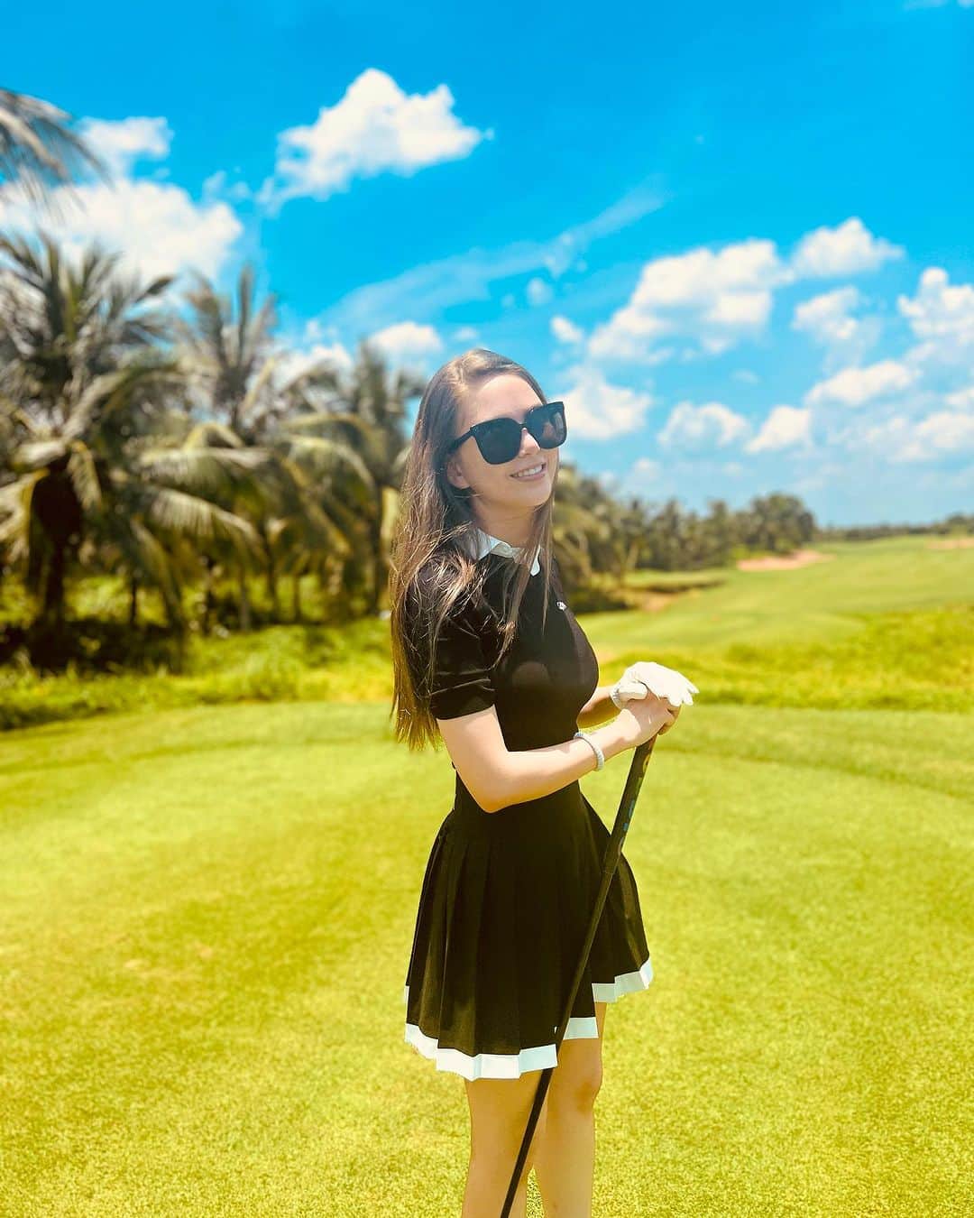 ハンナ・クインリヴァンさんのインスタグラム写真 - (ハンナ・クインリヴァンInstagram)「拍完照就滿頭大汗🫠這天氣打球需要時間點勇氣⛳️  #美不過幾秒  #小白球的魅力」7月1日 22時27分 - hannah_quinlivan
