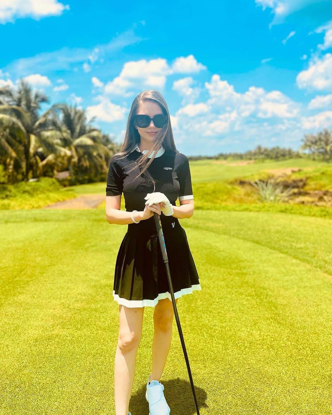 ハンナ・クインリヴァンのインスタグラム：「拍完照就滿頭大汗🫠這天氣打球需要時間點勇氣⛳️  #美不過幾秒  #小白球的魅力」