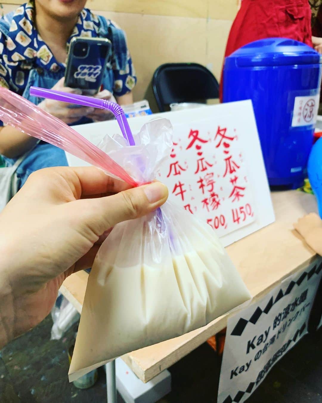 y1735kさんのインスタグラム写真 - (y1735kInstagram)「今週は子ども達の風邪に 始まり終わりました。  急遽レッスンのお休みを 連絡させて頂いた生徒さん ご理解と優しいお言葉をかけてくださり本当にありがとうございました。  レッスンの日と 子どもたちの体調不良が重なると 仕方のないこと。誰のせいでもない 子どもの健康安全が1番なのに 『どうして今日なの〜』と思ってしまう自分に毎回ダメ出し。  少しずつ自分を信頼して 余裕が生まれるときっともっと 穏やかに対応できるのだろうな  ただ自分の内にある レッスンが好きで 生徒さんとお会いできるのが 楽しみ！と いう気持ちは大事にしていきたいなと 思うのです。  私にとって 育児と家庭との調和 生きていく中で エネルギーを循環させて 潤わせてくれる 大切な時間となっています。  ウチにこもって看病していると　 『何かやらなくては』と謎の焦りや 不足感に追いかけられる日もありまして （生理前のイライラも😣）  こんな時こそ　自分の“好き”に触れよう と　薬膳ごはんを作ったり 寝ている間にヨガや瞑想したり 子どもたちが回復した今日は ちゃんと朝　鏡の前で服を選んで 台湾暗闇市に出向いたりしました。 でも、やっぱ1人になる時間も大事だ、、、🫶  毎日の“好き“はきっと ナニカ　に繋がると思うし 習慣化してくとナンカ広がりそう 丁寧に向き合おうと思います。　  \\習慣は第二の天性なり// 【🏐ハイキュー！！鴎台高校　応団幕より】  まとまりのない文.写真でしたが お読みいただき ありがとうございました🥹 7月もよろしくお願いします。」7月1日 22時28分 - y1735k