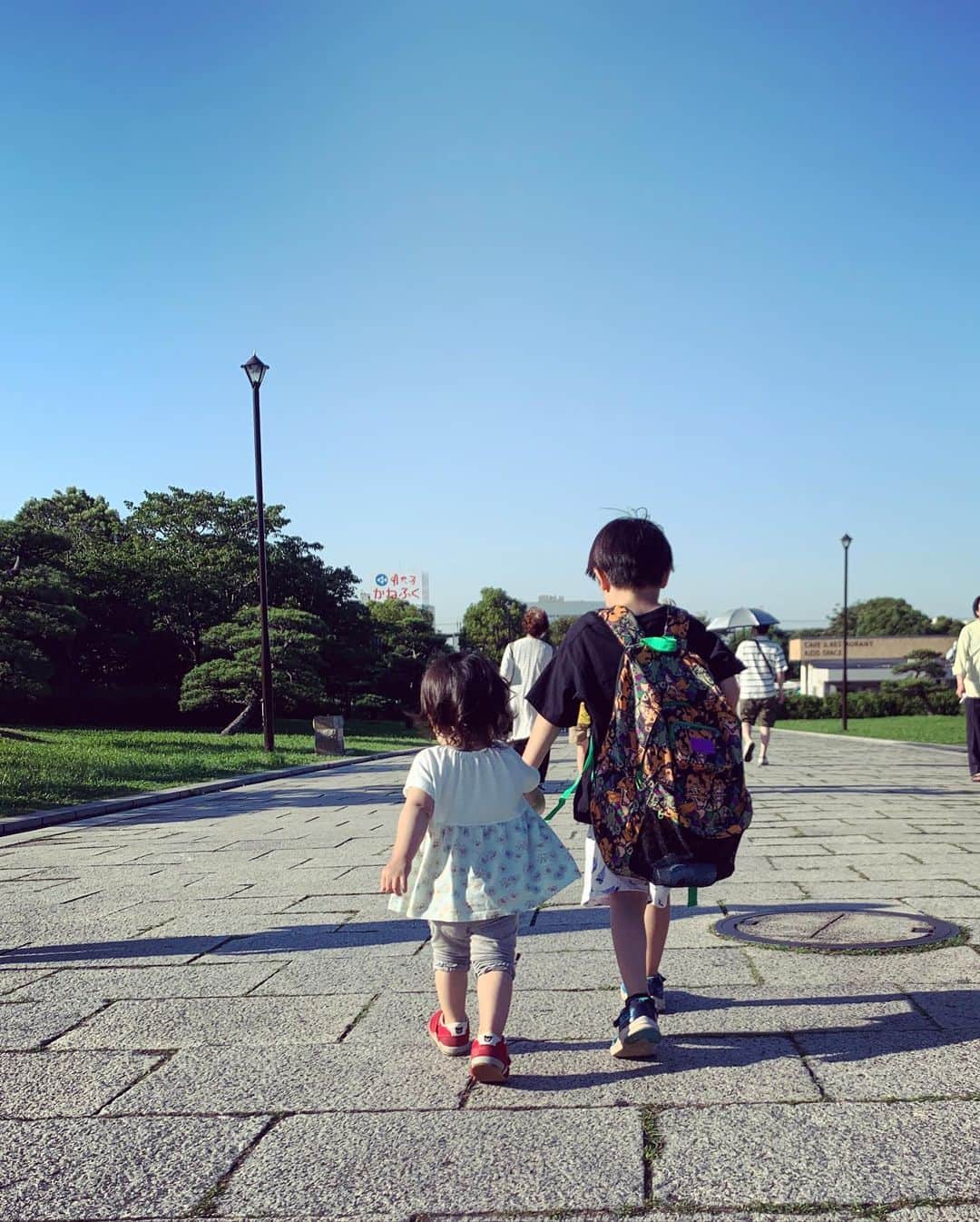 y1735kさんのインスタグラム写真 - (y1735kInstagram)「今週は子ども達の風邪に 始まり終わりました。  急遽レッスンのお休みを 連絡させて頂いた生徒さん ご理解と優しいお言葉をかけてくださり本当にありがとうございました。  レッスンの日と 子どもたちの体調不良が重なると 仕方のないこと。誰のせいでもない 子どもの健康安全が1番なのに 『どうして今日なの〜』と思ってしまう自分に毎回ダメ出し。  少しずつ自分を信頼して 余裕が生まれるときっともっと 穏やかに対応できるのだろうな  ただ自分の内にある レッスンが好きで 生徒さんとお会いできるのが 楽しみ！と いう気持ちは大事にしていきたいなと 思うのです。  私にとって 育児と家庭との調和 生きていく中で エネルギーを循環させて 潤わせてくれる 大切な時間となっています。  ウチにこもって看病していると　 『何かやらなくては』と謎の焦りや 不足感に追いかけられる日もありまして （生理前のイライラも😣）  こんな時こそ　自分の“好き”に触れよう と　薬膳ごはんを作ったり 寝ている間にヨガや瞑想したり 子どもたちが回復した今日は ちゃんと朝　鏡の前で服を選んで 台湾暗闇市に出向いたりしました。 でも、やっぱ1人になる時間も大事だ、、、🫶  毎日の“好き“はきっと ナニカ　に繋がると思うし 習慣化してくとナンカ広がりそう 丁寧に向き合おうと思います。　  \\習慣は第二の天性なり// 【🏐ハイキュー！！鴎台高校　応団幕より】  まとまりのない文.写真でしたが お読みいただき ありがとうございました🥹 7月もよろしくお願いします。」7月1日 22時28分 - y1735k
