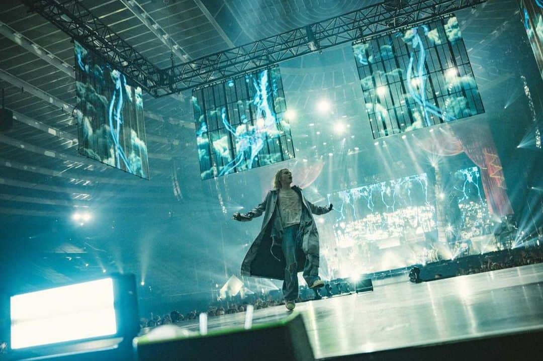 SKY-HIのインスタグラム：「SKY-HI ARENA TOUR 2023 ｰBOSSDOMｰ Setlist playlist公開！  ストーリーズ🔗から  お使いの音楽配信サービスでぜひお楽しみください🎧  01.Crown Clown 02.Mr.Psycho 03.Happy Boss Day 04.Limo 05.明日晴れたら 06.Bare-Bare 07.Tiger Style 08.I Think, I Sing, I Say -feat. Reddy- 09.Dream Out Loud -feat. ØZI- 10.Blanket 11.Seaside Bound 12.運命論 13.Walking on Water 14.Turn Up 15.何様 16.JUST BREATHE feat. 3RACHA of Stray Kids  17.フリージア 18.I am 19.Sky's The Limit 20.MISSION 21.Dramatic 22.Snatchaway 23.Double Down 24.愛ブルーム 25.Fly Without Wings 26.カミツレベルベット 27.D.U.N.K. 28.To The First 29.The Debut   『SKY-HI ARENA TOUR 2023 ｰBOSSDOMｰ』 国立代々木競技場第一体育館 アーカイブ配信は7/30(日) 23:59まで  Photo by @satoshihata87   #SKYHI #BOSSDOM」