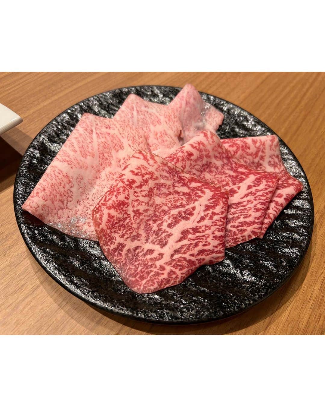 朝桐光さんのインスタグラム写真 - (朝桐光Instagram)「1973年創業。元祖一人一鍋しゃぶしゃぶの老舗  銀座　しゃぶ玄  	 近江より産地直送コースをいただきました✨  ■前菜 本日の前菜盛合せ(3種)  ■逸品 本日の逸品  ■しゃぶしゃぶ 秘伝のしゃぶしゃぶタレ三種(ポン酢・胡麻・玄ダレ) お野菜盛合せ(9種類) 近江牛の赤身２種(各30gずつ) 近江牛のリブロース(100g) 近江豚のロースまたはバラ(40g)  ■お食事 妻有そば ビーフカレー 本日の出汁茶漬け  ■本日のデザート  銀座７丁目にあるしゃぶ玄さん🎶  前菜から美味しい✨ 牛肉のハムなんて絶対ビールに合う味ーっ！ しかし今回は烏龍茶、、、 ビールを頼まなかったことを後悔した😭  フルーツトマトもジュレがかかってて甘くてサッパリ✨  肉寿司にはエビとキャビアがのってるぢゃないか🎶  美味しすぎる😋  逸品料理は鮑❤️  下にある香味野菜と一緒に食べると最高に美味しい✨ 鮑柔らかーい🎶  はい！  待ってましたお肉❤️  どのお肉も綺麗なさしが入ってて口の中に入れたらじゅわぁーって🥰  赤身派！って人でも美味しい！！ってなるくらいしつこくないあぶら👍✨  牛も豚も食べれるってのがいいよね🎶  そして何よりタレが美味しいのよ✨✨✨  ポン酢、胡麻、特製胡麻だれ  どれも普通のとは違うの！  どれも美味しすぎてお肉一枚一枚どれにつけよーかなー ってなっちゃった🤣笑  説明が難しいから行って味わうべし！  最高のしめは、しゃぶしゃぶした出汁を使った鰻のお茶漬け✨  お肉と野菜のエキスたっぷりの出汁のお茶漬けなんだから美味しいにきまってる👍✨  お腹いっぱいだったけど、サラサラーって食べれちゃうよね❤️  デザートは抹茶アイス✨  最高まで全てが最高でした🥰  1人1鍋のしゃぶしゃぶ屋さんってあんまり行ったことなかったけど、 自分のペースで食べれるのがいいよね🎶  お店の雰囲気もとっても素敵だから、接待、お友達と、デートに色々なシチュエーションで使えそう✨  おすすめです✨☺️✨  PR@ginzashabugen  #銀座しゃぶ玄 #中央区グルメ #銀座グルメ #銀座ディナー」7月1日 22時29分 - akari_asagiri