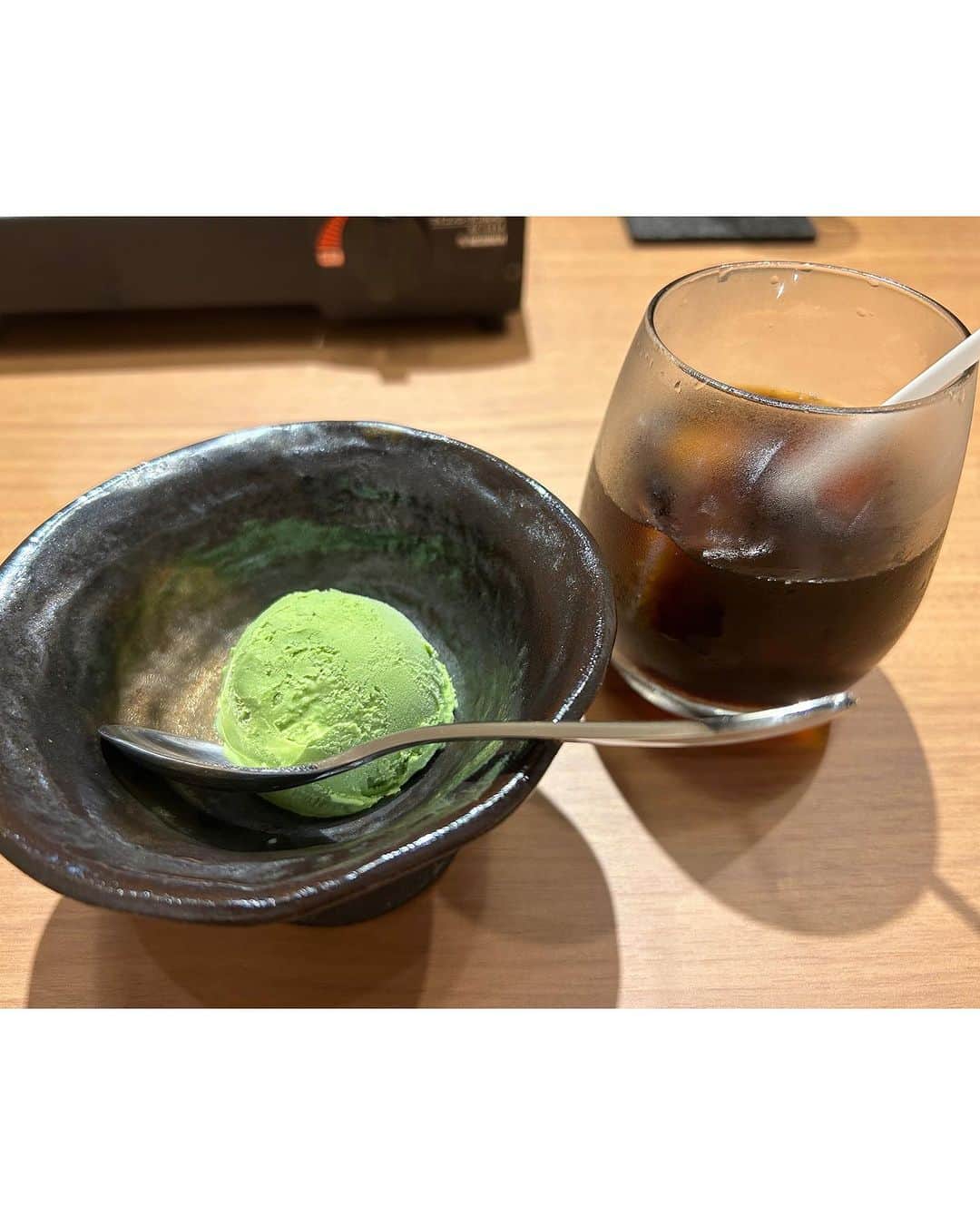 朝桐光さんのインスタグラム写真 - (朝桐光Instagram)「1973年創業。元祖一人一鍋しゃぶしゃぶの老舗  銀座　しゃぶ玄  	 近江より産地直送コースをいただきました✨  ■前菜 本日の前菜盛合せ(3種)  ■逸品 本日の逸品  ■しゃぶしゃぶ 秘伝のしゃぶしゃぶタレ三種(ポン酢・胡麻・玄ダレ) お野菜盛合せ(9種類) 近江牛の赤身２種(各30gずつ) 近江牛のリブロース(100g) 近江豚のロースまたはバラ(40g)  ■お食事 妻有そば ビーフカレー 本日の出汁茶漬け  ■本日のデザート  銀座７丁目にあるしゃぶ玄さん🎶  前菜から美味しい✨ 牛肉のハムなんて絶対ビールに合う味ーっ！ しかし今回は烏龍茶、、、 ビールを頼まなかったことを後悔した😭  フルーツトマトもジュレがかかってて甘くてサッパリ✨  肉寿司にはエビとキャビアがのってるぢゃないか🎶  美味しすぎる😋  逸品料理は鮑❤️  下にある香味野菜と一緒に食べると最高に美味しい✨ 鮑柔らかーい🎶  はい！  待ってましたお肉❤️  どのお肉も綺麗なさしが入ってて口の中に入れたらじゅわぁーって🥰  赤身派！って人でも美味しい！！ってなるくらいしつこくないあぶら👍✨  牛も豚も食べれるってのがいいよね🎶  そして何よりタレが美味しいのよ✨✨✨  ポン酢、胡麻、特製胡麻だれ  どれも普通のとは違うの！  どれも美味しすぎてお肉一枚一枚どれにつけよーかなー ってなっちゃった🤣笑  説明が難しいから行って味わうべし！  最高のしめは、しゃぶしゃぶした出汁を使った鰻のお茶漬け✨  お肉と野菜のエキスたっぷりの出汁のお茶漬けなんだから美味しいにきまってる👍✨  お腹いっぱいだったけど、サラサラーって食べれちゃうよね❤️  デザートは抹茶アイス✨  最高まで全てが最高でした🥰  1人1鍋のしゃぶしゃぶ屋さんってあんまり行ったことなかったけど、 自分のペースで食べれるのがいいよね🎶  お店の雰囲気もとっても素敵だから、接待、お友達と、デートに色々なシチュエーションで使えそう✨  おすすめです✨☺️✨  PR@ginzashabugen  #銀座しゃぶ玄 #中央区グルメ #銀座グルメ #銀座ディナー」7月1日 22時29分 - akari_asagiri