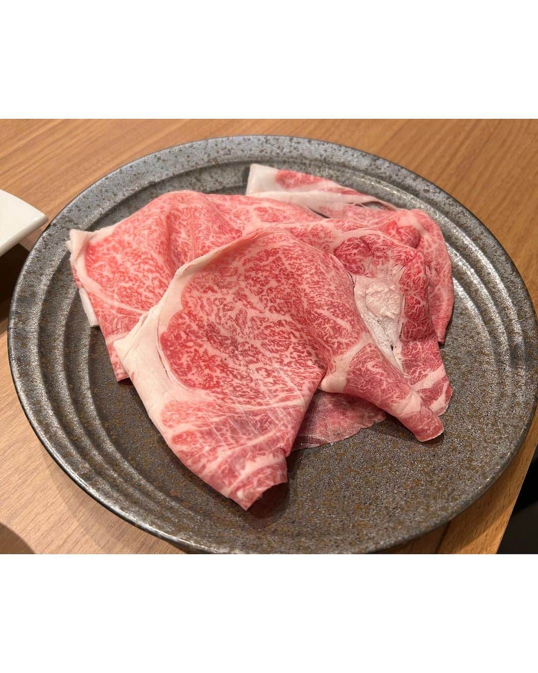 朝桐光さんのインスタグラム写真 - (朝桐光Instagram)「1973年創業。元祖一人一鍋しゃぶしゃぶの老舗  銀座　しゃぶ玄  	 近江より産地直送コースをいただきました✨  ■前菜 本日の前菜盛合せ(3種)  ■逸品 本日の逸品  ■しゃぶしゃぶ 秘伝のしゃぶしゃぶタレ三種(ポン酢・胡麻・玄ダレ) お野菜盛合せ(9種類) 近江牛の赤身２種(各30gずつ) 近江牛のリブロース(100g) 近江豚のロースまたはバラ(40g)  ■お食事 妻有そば ビーフカレー 本日の出汁茶漬け  ■本日のデザート  銀座７丁目にあるしゃぶ玄さん🎶  前菜から美味しい✨ 牛肉のハムなんて絶対ビールに合う味ーっ！ しかし今回は烏龍茶、、、 ビールを頼まなかったことを後悔した😭  フルーツトマトもジュレがかかってて甘くてサッパリ✨  肉寿司にはエビとキャビアがのってるぢゃないか🎶  美味しすぎる😋  逸品料理は鮑❤️  下にある香味野菜と一緒に食べると最高に美味しい✨ 鮑柔らかーい🎶  はい！  待ってましたお肉❤️  どのお肉も綺麗なさしが入ってて口の中に入れたらじゅわぁーって🥰  赤身派！って人でも美味しい！！ってなるくらいしつこくないあぶら👍✨  牛も豚も食べれるってのがいいよね🎶  そして何よりタレが美味しいのよ✨✨✨  ポン酢、胡麻、特製胡麻だれ  どれも普通のとは違うの！  どれも美味しすぎてお肉一枚一枚どれにつけよーかなー ってなっちゃった🤣笑  説明が難しいから行って味わうべし！  最高のしめは、しゃぶしゃぶした出汁を使った鰻のお茶漬け✨  お肉と野菜のエキスたっぷりの出汁のお茶漬けなんだから美味しいにきまってる👍✨  お腹いっぱいだったけど、サラサラーって食べれちゃうよね❤️  デザートは抹茶アイス✨  最高まで全てが最高でした🥰  1人1鍋のしゃぶしゃぶ屋さんってあんまり行ったことなかったけど、 自分のペースで食べれるのがいいよね🎶  お店の雰囲気もとっても素敵だから、接待、お友達と、デートに色々なシチュエーションで使えそう✨  おすすめです✨☺️✨  PR@ginzashabugen  #銀座しゃぶ玄 #中央区グルメ #銀座グルメ #銀座ディナー」7月1日 22時29分 - akari_asagiri