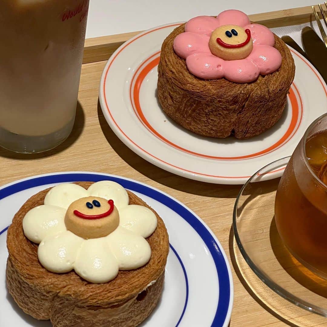 山田寿々のインスタグラム：「. ⁡ ⁡ 新大久保のカフェ行った！🫧 ⁡ ⁡ 可愛い空間すぎました😽カフェ巡りしたいな〜 ⁡ ⁡ ⁡ #新大久保 #新大久保カフェ #カフェ巡り #新大久保グルメ #カフェ #ootd #新宿グルメ #新宿カフェ #韓国カフェ」