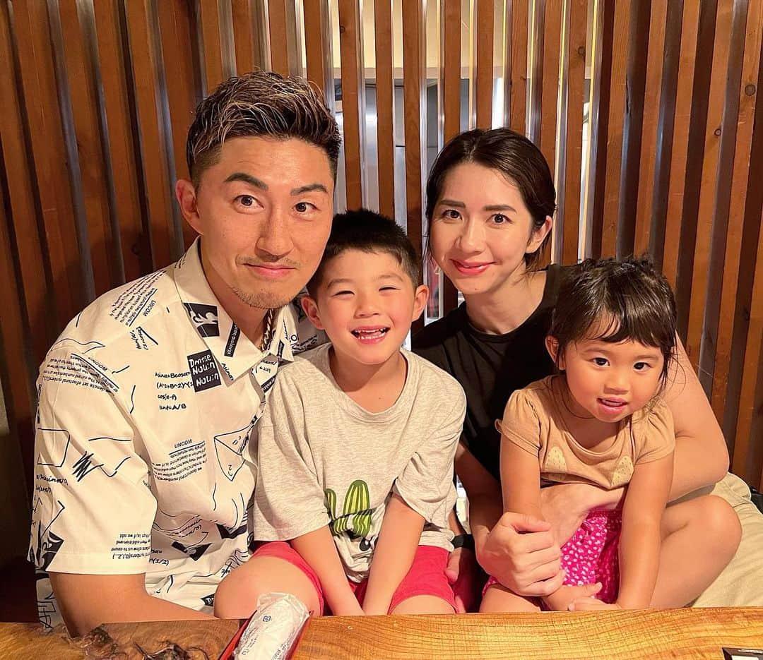 山崎秀晃のインスタグラム：「家族でくまモン🏯 #山崎family #くまモンに会えず」