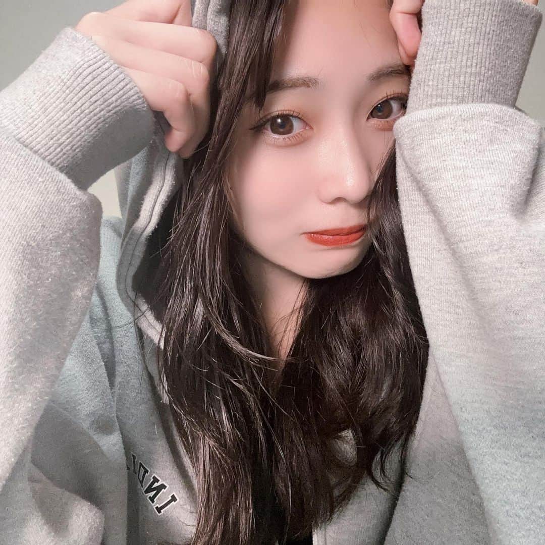 金山奈々絵のインスタグラム：「もうパーカーは着れないねっ(着納め)」