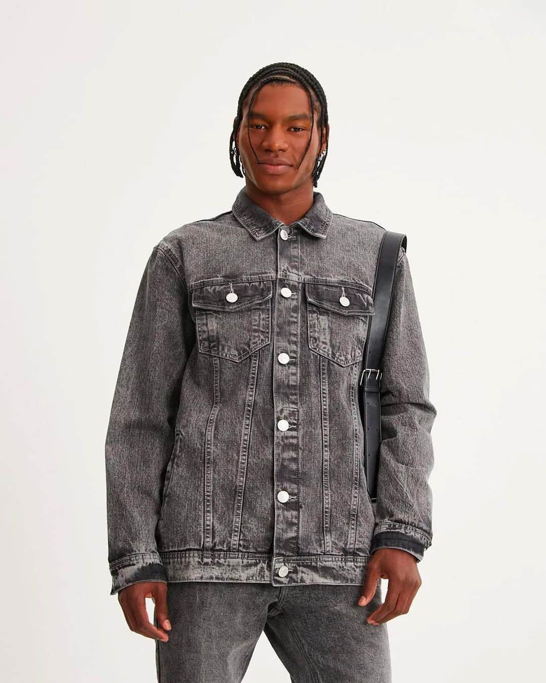 ロジャス・レナーのインスタグラム：「O jeans marmorizado é a lavagem da vez. ✨ Com estilo diferenciado e moderno, traz um toque despojado para as suas produções do dia a dia. Inspire-se e garanta sua peça favorita agora mesmo. #modamasculina #jeans #looks  Jaqueta jeans relaxed 806482459 | bermuda jeans slim 722444703 | calça skinny 807659498 | jaqueta trucker 784246497 | jaqueta com bolsos frontais 806482459 | calça jeans wide leg 636616652」