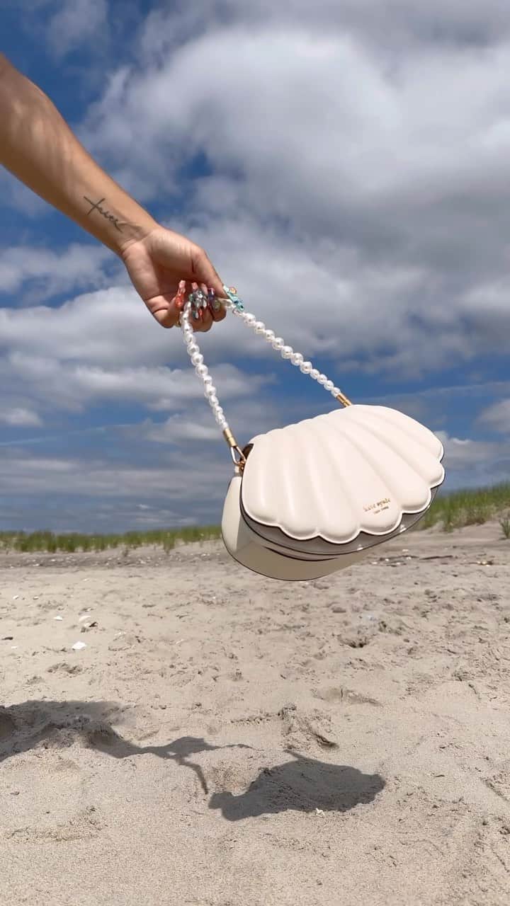 ケイト・スペードのインスタグラム：「Where we wish we were today. 🎥: @skylarmarshai #katespadeny」