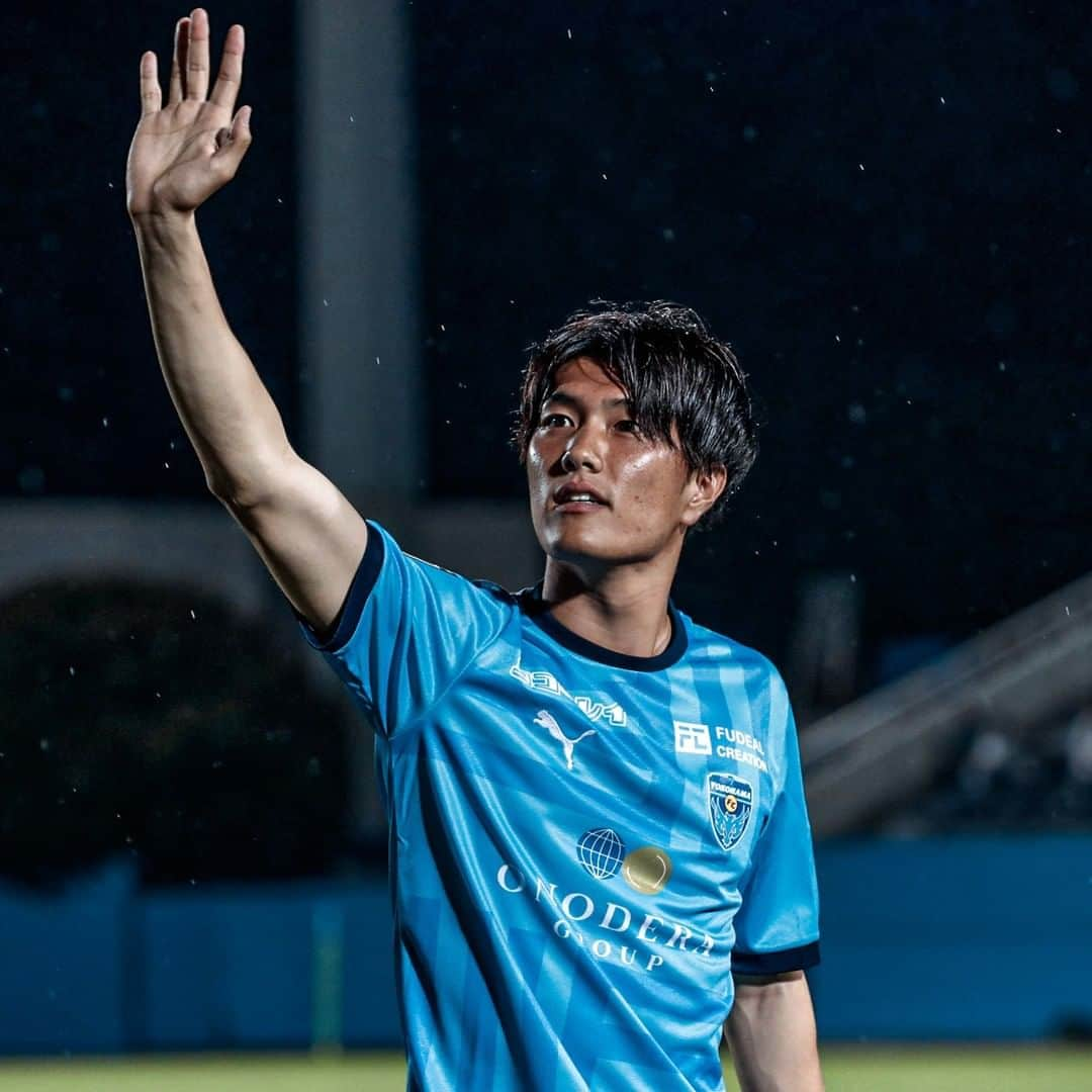 横浜FCさんのインスタグラム写真 - (横浜FCInstagram)「オランダ1部・NECナイメヘンへの移籍へ向けチームを離れる小川航基選手の壮行会が行われました。  以下、ファン・サポーターの皆様へ向けて行った挨拶全文です。  ＊＊＊  皆さんこんにちは、小川航基です。 雨の中試合後にも関わらずこのために残っていただきありがとうございます。僕はオランダのNECナイメヘンというクラブに移籍することになりました。  ヨーロッパへの挑戦というのはずっと目標にしていて、その目標を達成できたのも僕が所属していた全クラブ、横浜港北SC、大豆戸FC、桐光学園、ジュビロ磐田、水戸ホーリーホック、そして横浜FC。このすべてのクラブに感謝の気持ちを伝えたいです。ありがとうございます。  本当はプロに2・3年で活躍して、海外に飛び込みたかったんですけど、なかなかうまくいかず5年もかかってしまいました。  僕が試合に出れずにくすぶっているときにこの横浜FC、監督が僕のことを必要としてくれて最高のスタッフ、選手に恵まれて僕はこれだけ得点数を伸ばすことができました。  そして、サポーターの皆さん。いつも熱い応援をありがとうございます。僕が得点をしたときの三ツ沢の雰囲気とサポーターの大歓声がめちゃめちゃ好きでした。その歓声をきくことができなくなるのは少し寂しいですが、これからも横浜FCと僕の応援をよろしくお願いいたします。  僕は明日、オランダに飛びます。僕がオランダに行くのを、私たちもついていくよと、一緒に行くよと言ってくれた僕の大切な家族と共に楽しみながら成長して帰ってきたいと思います。  次に日本に帰ってくるときは必ず日の丸を背負って帰ってきます。そして次のワールドカップで点をとるのは僕です。また会いましょう。今日はありがとうございました。  #yokohamafc  #横浜FC #Jリーグ #JLEAGUE #HAMABLUE #ニッパツ三ツ沢球技場」7月1日 22時36分 - yokohamafc_official