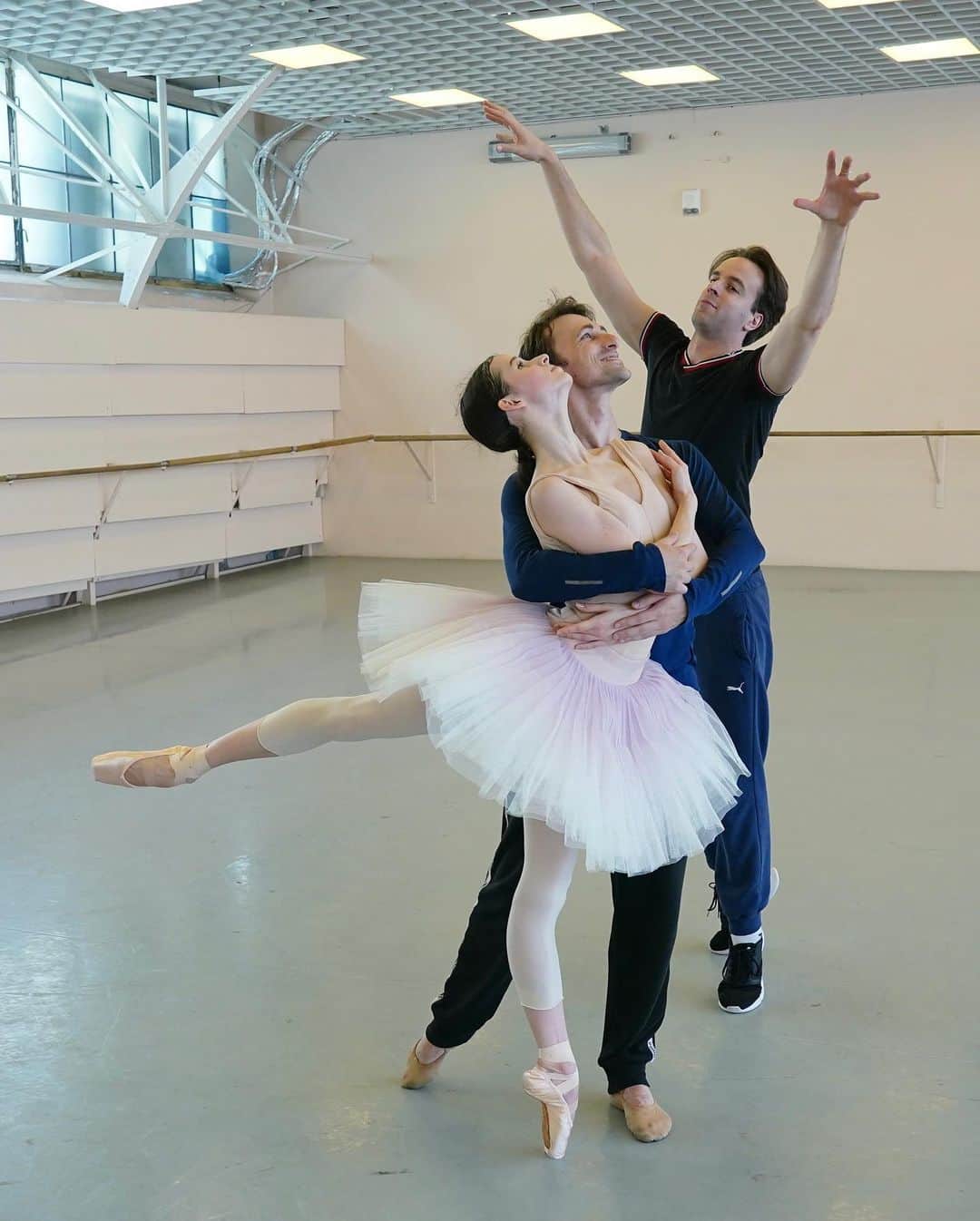 マリア・コーレワのインスタグラム：「“SWAN LAKE” 🦢 D-1 Tomorrow at 7pm at the Mariinsky is my debut as Odette/Odille. We’ve worked so hard for this with the most amazing partners and the kindest people @philipp_stepin and @konstantin__zverev_ 😍 Let’s enjoy and I just hope for one thing - that this alternative ending (as shown in the photo) doesn’t happen and as always the Power of Love defeats Evil ❤️ Photo by @anfffoto   “ЛЕБЕДИНОЕ ОЗЕРО” 🦢 Завтра в 19:00 в Мариинском театре будет мой дебют в роли Одетты/Одиллии. Мы очень много работали. Спасибо самым замечательным партнерам @philipp_stepin и @konstantin__zverev_ 😍 Теперь осталось только получить удовольствие 🤞🏻 Надеюсь только на одно - что альтернативная концовка как на фото не случится и что Сила Любви вновь одержит победу над Злом ❤️」