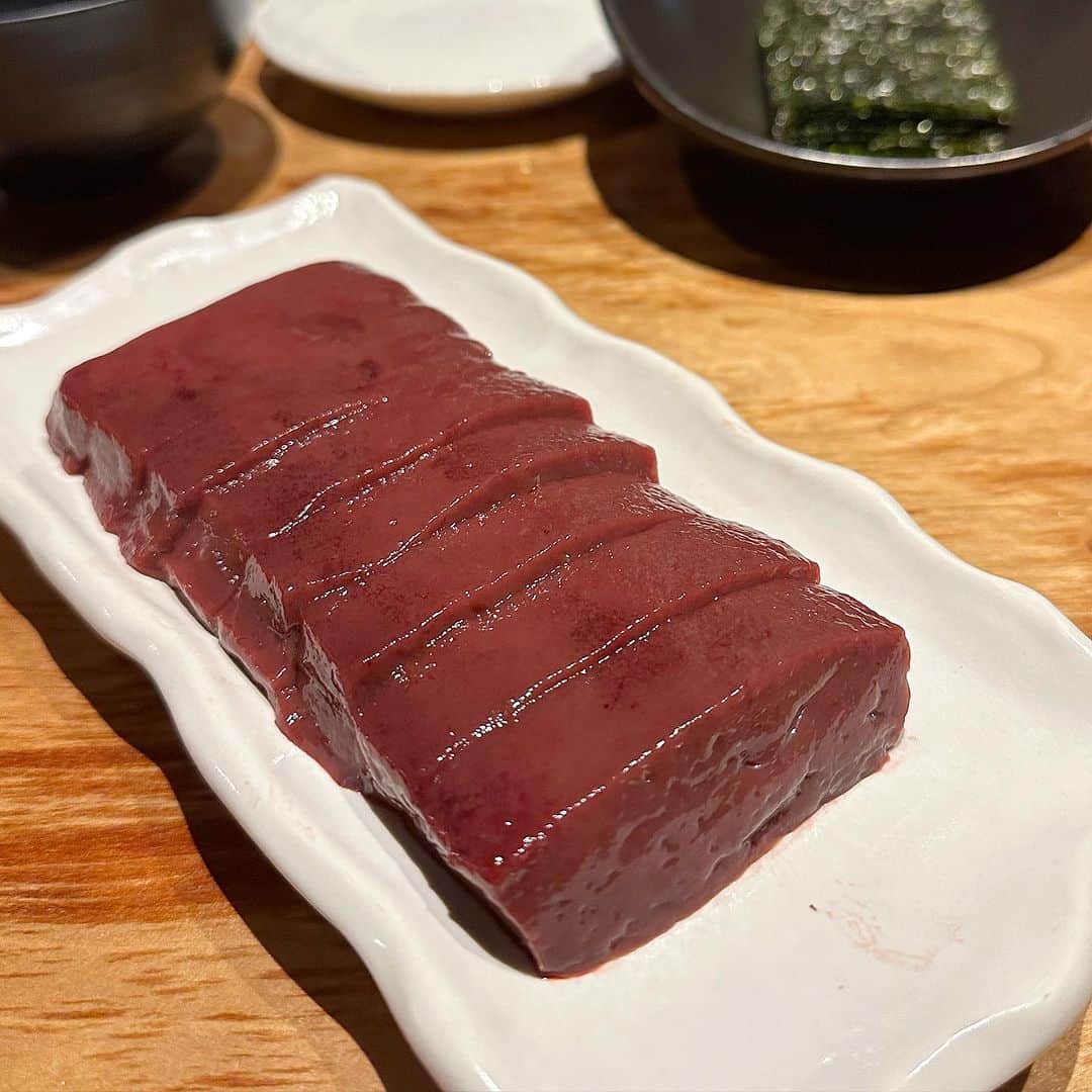 Mika Jimboさんのインスタグラム写真 - (Mika JimboInstagram)「【今日も今日とて新井屋はなれ】  🥩 @araiya_hanare  📍 Tokyo/Shibuya  やっぱ新井屋いいよねー🌀 新井さんが久々に働いてた👨‍🍳笑  頼んだ方がいいものリスト ⭕️炊き立てご飯(これは20分くらいかかるから店に着いたらすぐ頼んで先に炊いてもらう) ⭕️ユッケ ⭕️韓国海苔 ⭕️山芋キムチ ⭕️センマイ刺し ⭕️厚切りタン塩 ⭕️厚切りハラミ(塩) ⭕️面油  このへん頼んでおけば間違いなし‼️あとはまだ食べれるなら追加でホルモンとか赤身のおまかせをどうぞ🤤❤️  やっぱ焼肉には炊き立てのご飯だよね🍚❤️  あー焼肉大好きー！  #焼肉ババア#焼肉好きな人と繋がりたい #焼肉ディナー #渋谷#渋谷ごはん#渋谷グルメ#渋谷ディナー#渋谷焼肉#shibuya#shibuyatokyo #yakiniku#新井屋#新井屋はなれ」7月1日 22時42分 - mikajimbox