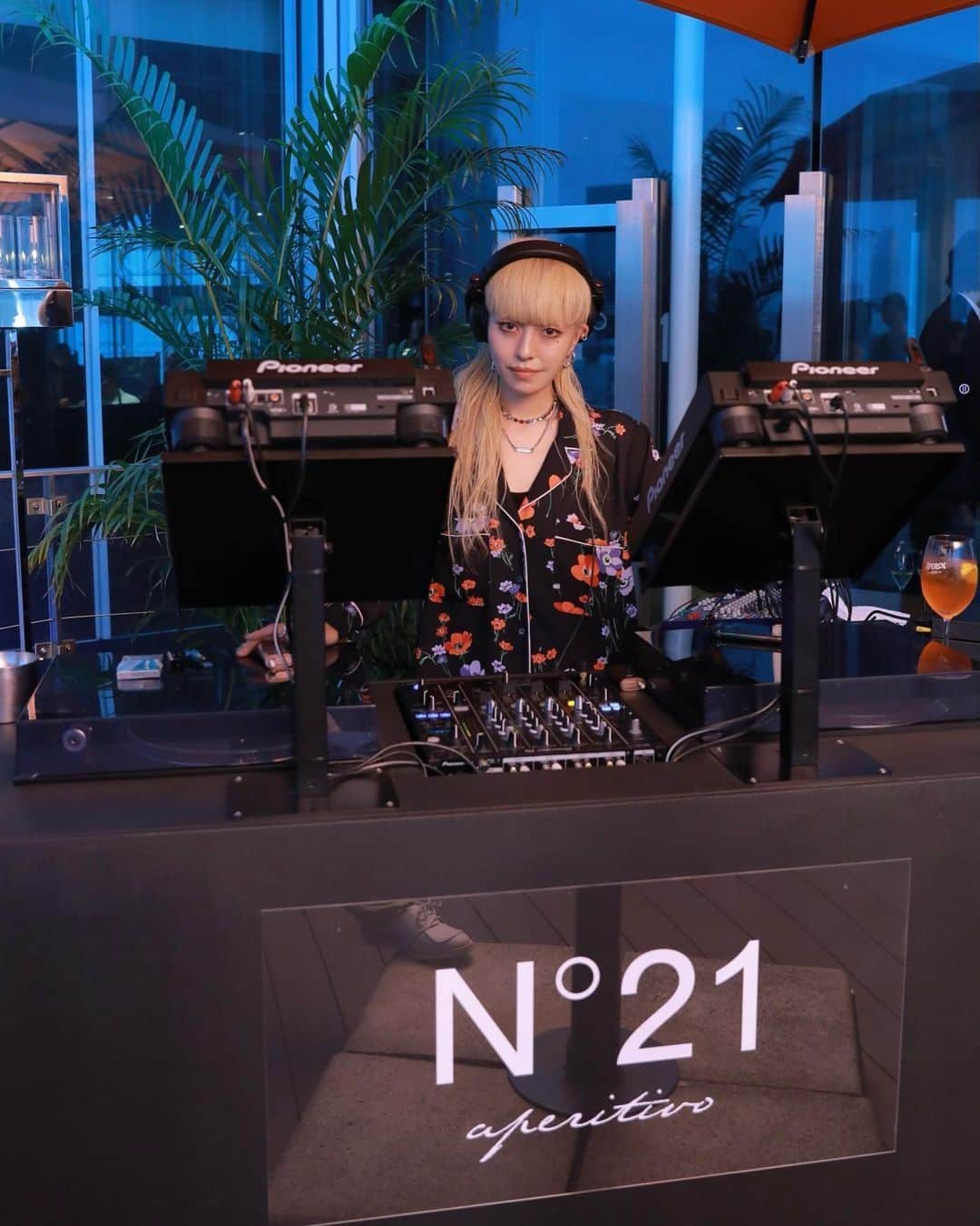 PELIのインスタグラム：「N°21 Tokyo 🌙✨ . デザイナーの @alessandrodellacqua を迎えたパーティーにてDJ🖤 今回は3時間のロングセットで、前半は夕方の風が心地良いセット🍃中盤はトロピカルラテン🍹後半は夜景テクノで楽しかった🖤  👗@numeroventuno 📸 @wataru__fukaya ❤️ @tanakataki @iza_official  #N21 #N21Tokyo #numeroventuno」