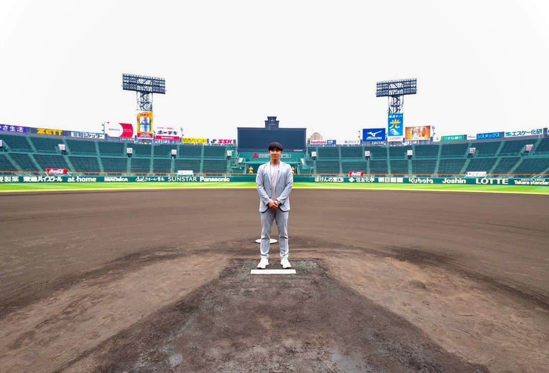 斎藤佑樹のインスタグラム：「⁡ 今年で43年目を迎える「熱闘甲子園」 キャスターを務めさせていただくことになりました。 大役に身が引き締まる思いです。 ⁡ 去年も球場で取材させていただきましたが 今年はどんな感動が誕生するのか。 今からとても楽しみです！ ⁡ 久しぶりに球場に帰ってくる大歓声とともに 選手たちの熱い激闘を 僕なりにまっすぐお伝えできるようがんばります！ ⁡ ⁡ ------------------------- ⁡ ABCテレビ「熱闘甲子園」 ⁡ 8月6日(日)~8月22日(火)  平日:23:10~23:40 土日:23:10~23:30 ⁡ ------------------------- ⁡  #熱闘甲子園 #高校野球 #甲子園 ⁡」