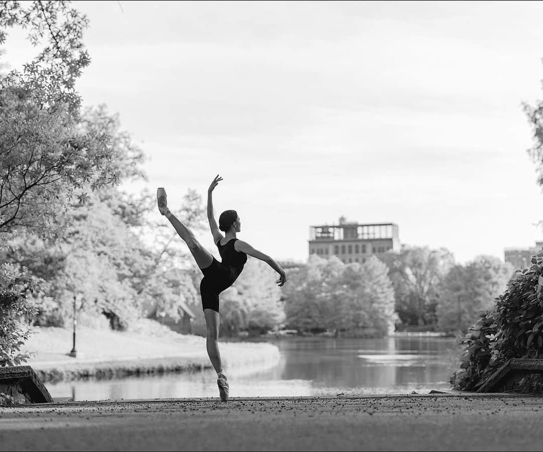 ballerina projectのインスタグラム：「𝐒𝐲𝐝𝐧𝐞𝐲 𝐃𝐨𝐥𝐚𝐧 in Central Park. 🦝  @sydney_dolan_ballet #sydneydolan #ballerinaproject #centralpark #harlemmeer #newyorkcity #ballerina #ballet #dance   Ballerina Project 𝗹𝗮𝗿𝗴𝗲 𝗳𝗼𝗿𝗺𝗮𝘁 𝗹𝗶𝗺𝗶𝘁𝗲𝗱 𝗲𝗱𝘁𝗶𝗼𝗻 𝗽𝗿𝗶𝗻𝘁𝘀 and 𝗜𝗻𝘀𝘁𝗮𝘅 𝗰𝗼𝗹𝗹𝗲𝗰𝘁𝗶𝗼𝗻𝘀 on sale in our Etsy store. Link is located in our bio.  𝙎𝙪𝙗𝙨𝙘𝙧𝙞𝙗𝙚 to the 𝐁𝐚𝐥𝐥𝐞𝐫𝐢𝐧𝐚 𝐏𝐫𝐨𝐣𝐞𝐜𝐭 on Instagram to have access to exclusive and never seen before content. 🩰」