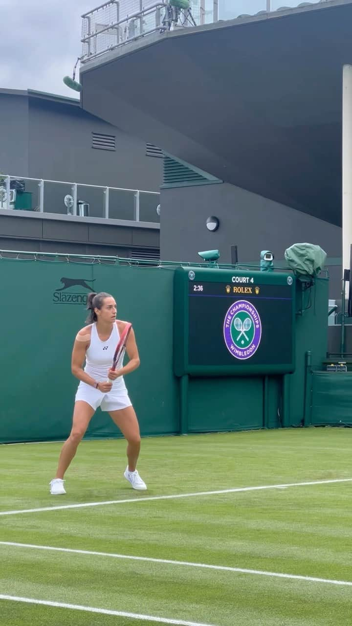 キャロライン・ガルシアのインスタグラム：「🔜🌱👀  #Wimbledon @carogarcia」