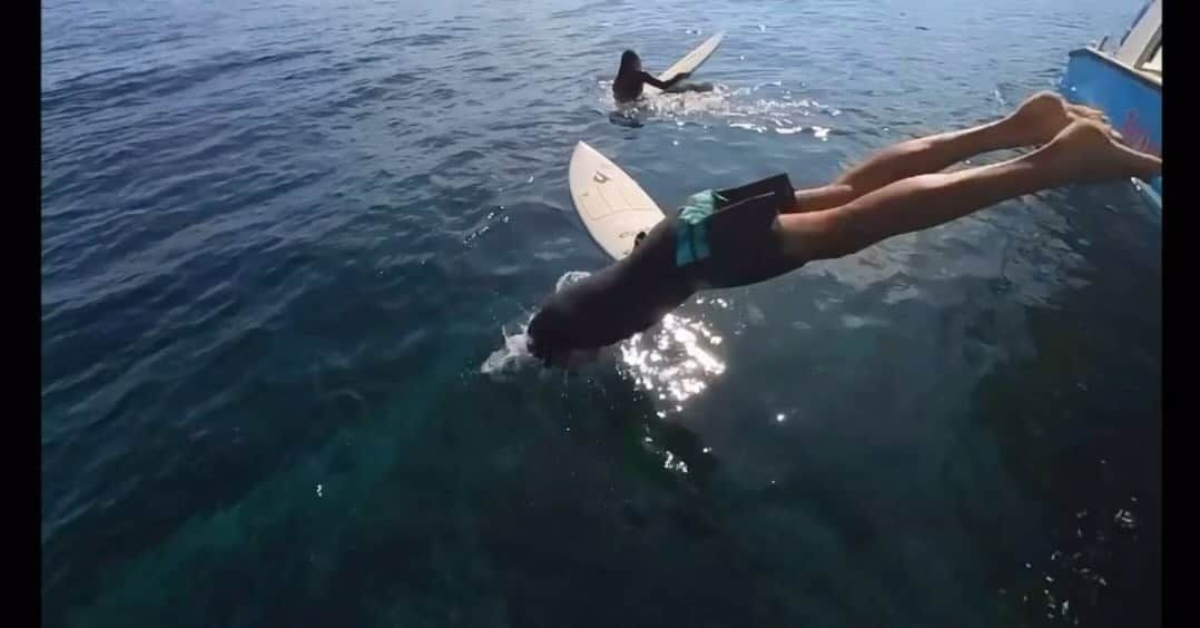 伊勢谷友介のインスタグラム：「Diving into the tropical ocean🏝️ @ the day,This surf point was the only place we can surf. Anywhere was small wave. Maybe that's why crowded. Bali's memories.  南国の海にダイビング🏝️ この日、サーフィンできるのはこのサーフポイントだけでした。 どこも波が小さかったです。 そのせいで混雑しているのかもしれません。 バリ島の思い出。  #nextlevelwetsuits  #warriorswetsuits  #justicesurfboard」