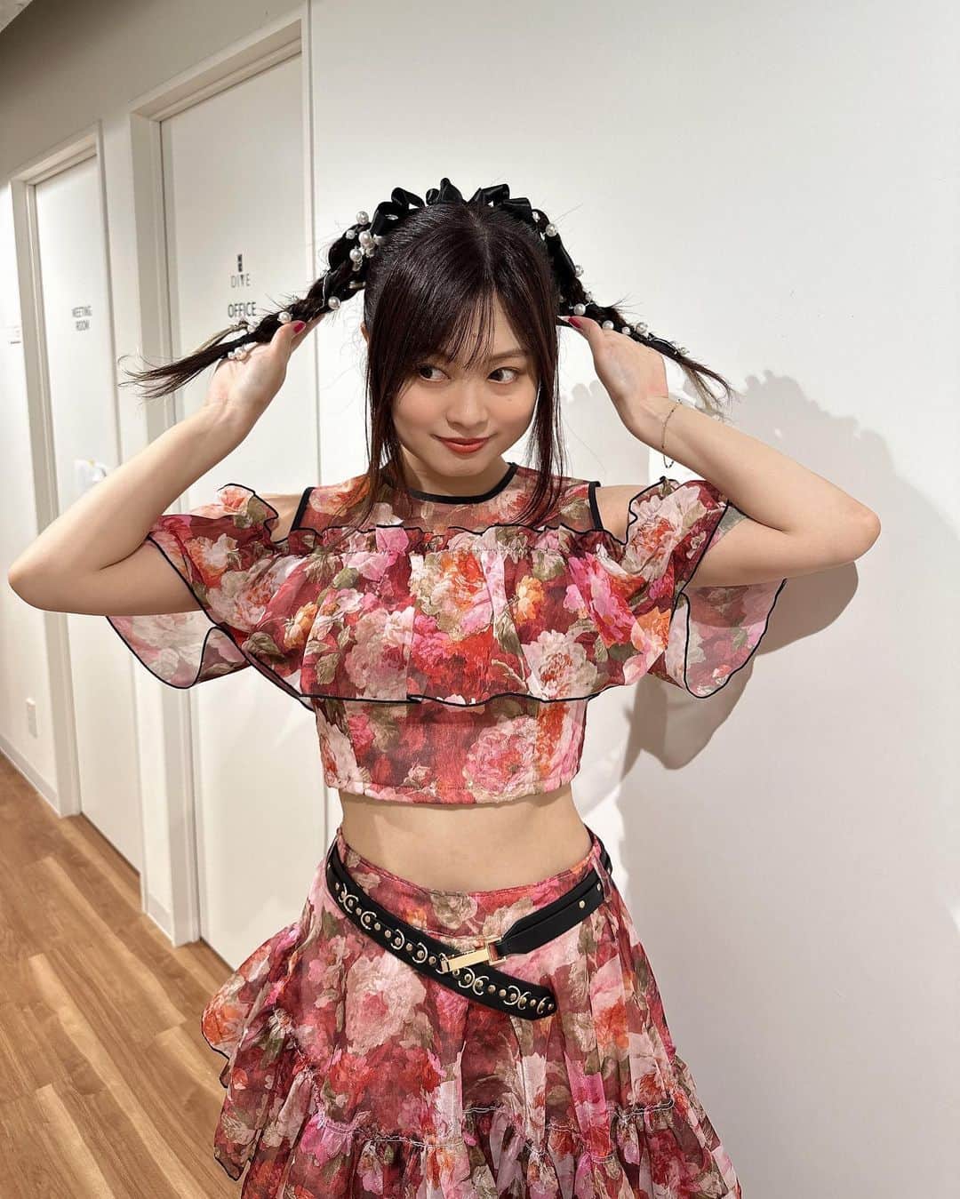 鈴木このみのインスタグラム：「「鈴木このみ ALL REQUEST LIVE!!!」東京公演🗼 FCこのまにあの皆んな、有難う🚩  ライブを取り戻した！使い果たした！ 今回は初めての試みで、皆んなの投票でセトリが決まるライブだったのだけど、こんなセトリを考えてくるこのまにあ、恐ろしい子。 でもライブ中の私たちはもっと恐ろしく素晴らしいのでは🔥なんて思ったりしました。  そしてなんと。 伊東歌詞太郎さんがサプライズで来てくれました！  本当に知らなくてびっくり！ 人間って驚きが最大になると逃げたくなるんだなぁ。壁に衝突しました😂  「メロディックロードムービー」 ロングトーン＆音域バトル、果てしなくて骨折れかけました。 偉大なボーカリストです。最高に楽しかった〜！！！  私もいつでも歌いに駆けつけます。  そしてFCライブは大阪に続く。待ってて大阪🐙  #このみんリクエスト #実はライブが終わってから #FCチームからまだサプライズが🎂 #ケーキ美味しくて #落っこちた頬をずっと探しています #皆んなのおかげで #幸せな創立記念日です #ありがとう、これからもよろしく！」