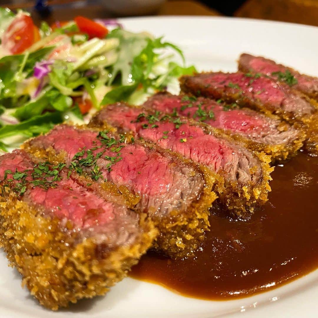 のインスタグラム：「This fried Wagyu cutlet is a must-try menu at “Apollo Plus” ! We recommend you to order at least 200 grams to enjoy texture and juiciness of Wagyu !  滞在時間5時間くらいの弾丸京都遠征に行ってきました！まずは｢アポロプラス｣で！前から気になってたなんでも料理が美味しい系のおしゃれ居酒屋！黒毛和牛カツはマストです！デザートにパイナップルをサービスしてくれるのもちょっと嬉しい！  価格帯：4,000〜7,000円 オススメメニュー：黒毛和牛カツ、ハンバーグ  #アポロプラス #京都 #京都グルメ #焼肉 #牛カツ #肉 #和牛 #牛 #グルメ #東京肉レポート #肉レポ #apoloplus #kyoto  #yakiniku #wagyu #beef #instafood #food #foodie #barbecue #bbq #tokyo #tokyo_wagyu_report」