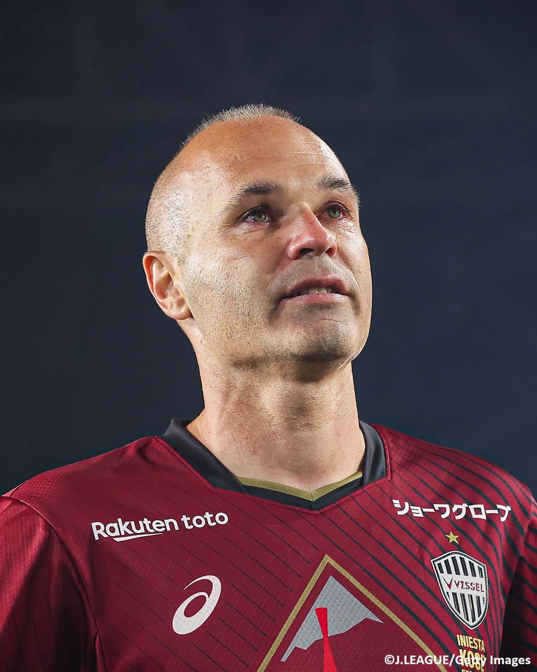 のインスタグラム：「8⃣ ありがとう、#イニエスタ！👏 #ヴィッセル神戸 でのラストマッチとなったイニエスタが札幌戦終了後のセレモニーで涙。(Photo: J.LEAGUE / Getty Images)  #soccer #football #meijiyasudaseimeijleague #jleague #visselkobe #vissel #andresiniesta #iniesta #サッカー #フットボール #明治安田生命Jリーグ #Jリーグ #⚽」