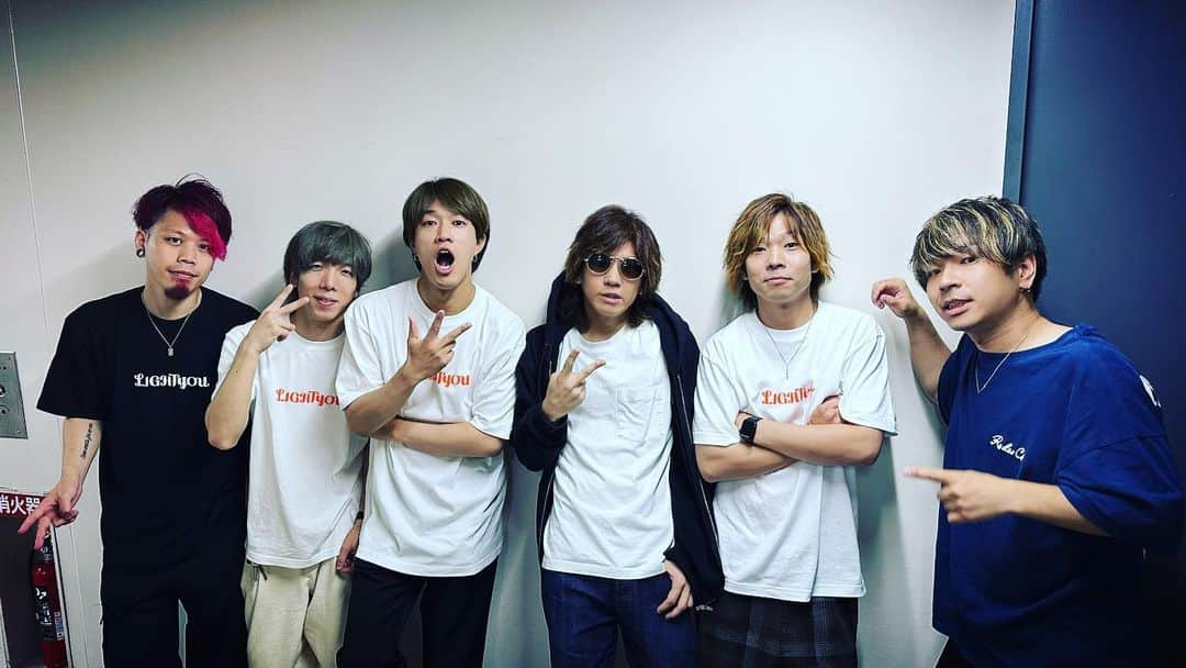 TAKUMA のインスタグラム：「実は今日の入り前にLOCAL CONNECTの主催ライブLIGHT YOU2023に顔出してきました👌  地元のホールで主催っていう事で気合い入ってましたね🔥  とりあえず早めに行って差し入れと挨拶をして最初だけ見てきた  ほんまは全編、観たかったけど、オープニングのアコースティックだけでも観れてよかった  ほんまにみんな中高生の時から知ってるから感慨深いものがありましたね  会場の文化会館は成人式ぶりに行きました  つまらない気持ちで椅子に座ってた20歳の思い出を楽しい思い出に塗り替えてくれてありがとう👍  メンバー、関係者のみなさま  お疲れ様でした🔥🔥  #たんさん #LOCALCONNECT #lightyou2023」