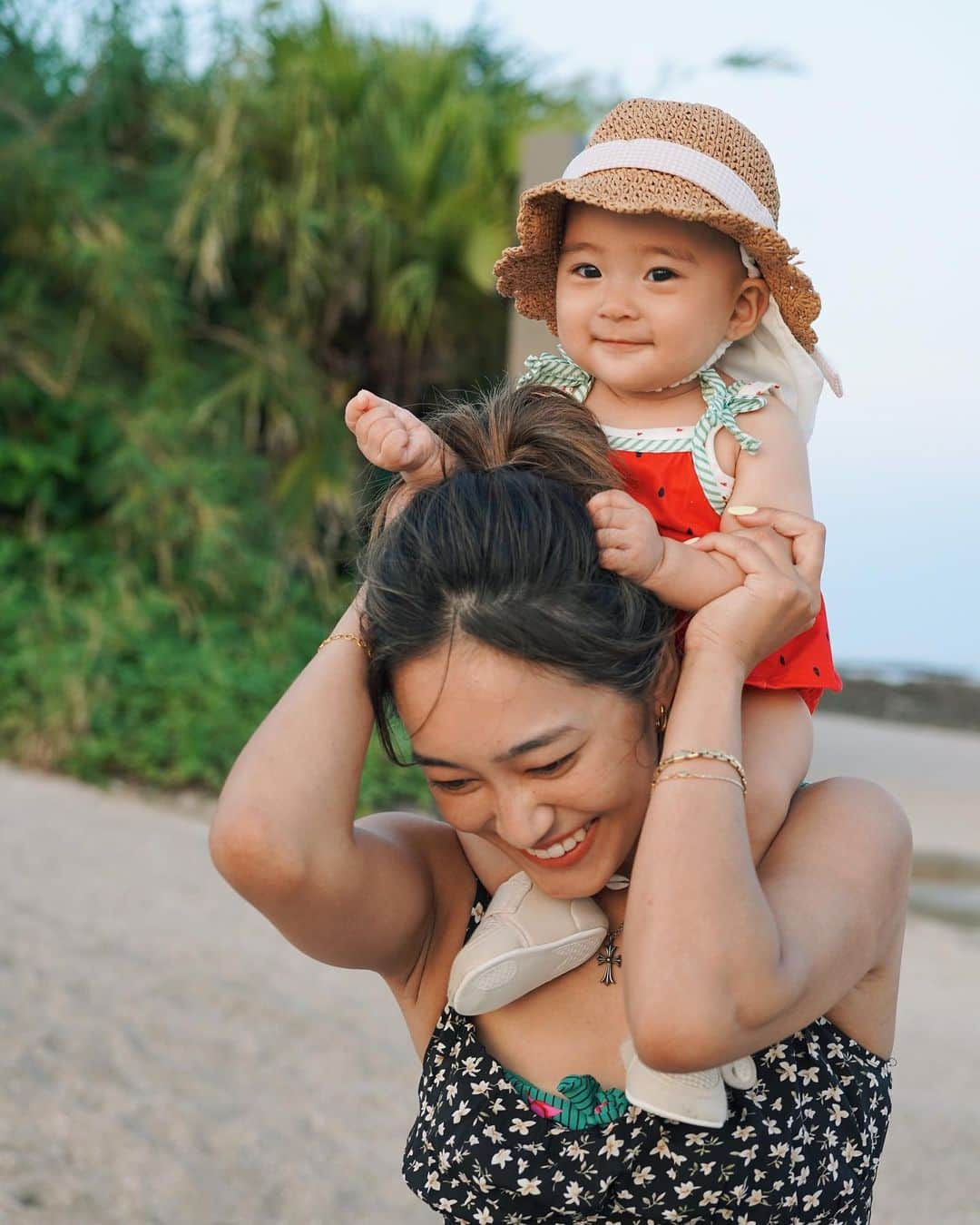 神田咲凛さんのインスタグラム写真 - (神田咲凛Instagram)「カメラノキロク📷in Miyazaki🌴  . . . . . . . . . . . . . . . . #飛行機#飛行機倶楽部 #赤ちゃんのいる生活 #赤ちゃんのいる暮らし #赤ちゃん#赤ちゃんとお出かけ #赤ちゃんと旅行#初飛行機#飛行機デビュー#8ヶ月ベビー #8ヶ月baby #九州旅行 #育児記録 #宮崎#宮崎旅行 #シェラトングランデオーシャンリゾート #ママライフ#ママファッション#リゾート#リゾートホテル#青島#青島神社 #ビーチ#麦わら帽子　#母娘コーデ #母娘旅#japantravel #japantrip #japanphoto#一眼レフ」7月1日 22時59分 - t12345vxq