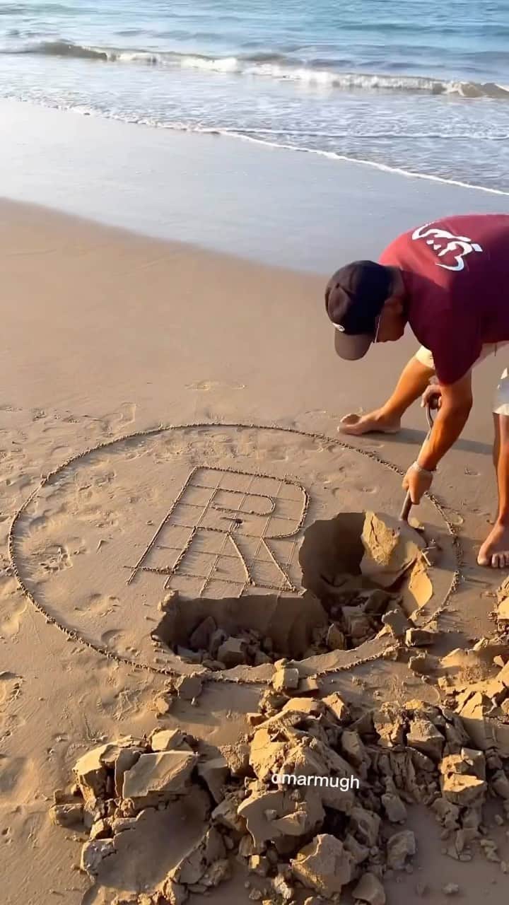 StreetArtGlobeのインスタグラム：「Sand sculpture by the sea with @omarmugh 🏖️🌊  Follow 👉@STREETARTGLOBE👈 for more!」