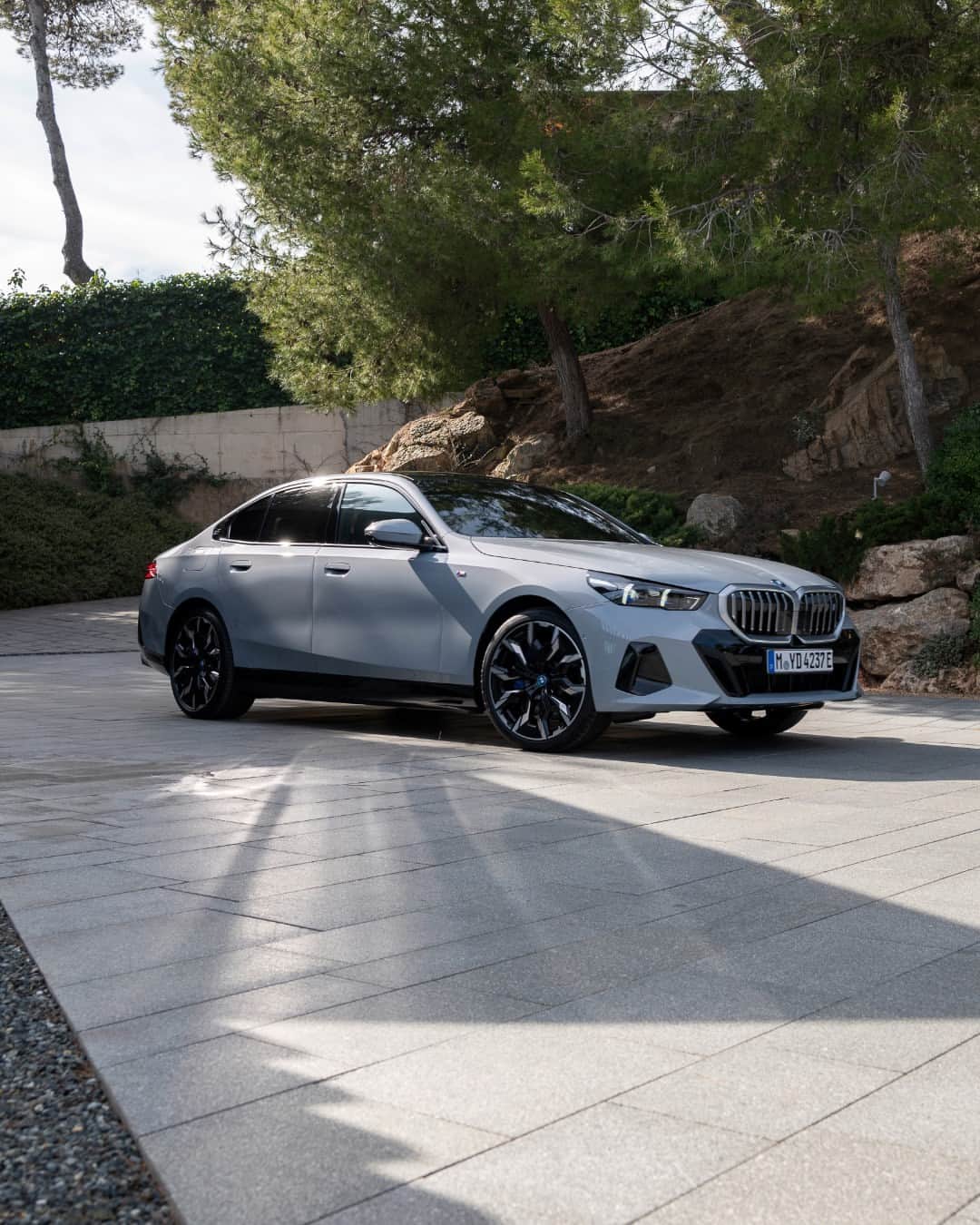 BMWのインスタグラム：「Innovation shines bright ⚡️💚  THE NEW BMW i5. 100% electric.  #THENEWi5 #THEi5 #BMW #BMWi #BornElectric #BMWElectric __ BMW i5 eDrive40​*: Combined power consumption: 18.9–15.9 kWh/100 km. Combined CO2 emissions: 0 g/km. Electric range: 497–582 kilometers. All data according to WLTP. * Preliminary data; no homologation figures available yet. Further info: www.bmw.com/disclaimer」