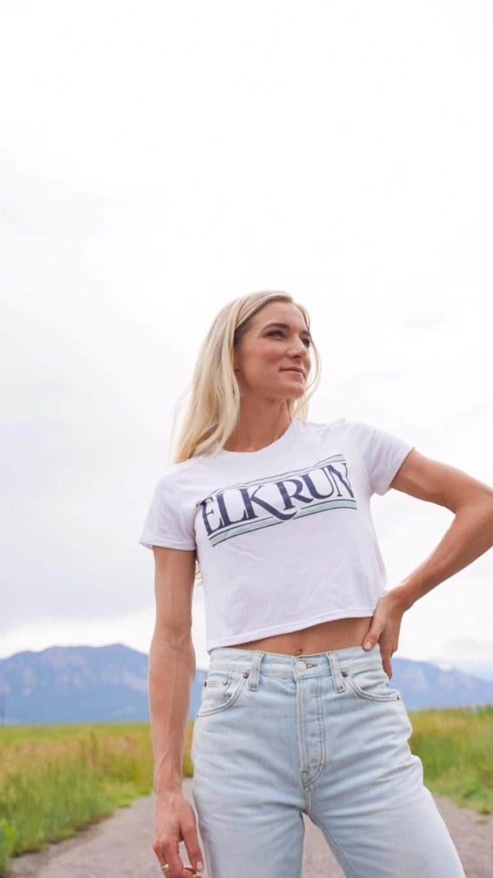 エマ・コバーンのインスタグラム：「The vibesssss 👌 Merch and registration for @elkrun5k at the link in my bio. Race day is Sept 30. Join us virtually or in person in Crested Butte for our 7th year of the race!! I will send a signed bib to one random winner who signs up today 😊  (📸 @nesscessity)」