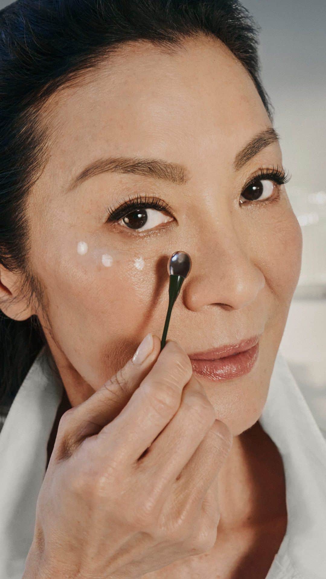 ドゥラメールのインスタグラム：「All eyes on @michelleyeoh_official. To help brighten, hydrate, and smooth the look of her eye area, the award-winning star uses The Eye Concentrate. This potent formula helps reduce the appearance of dark circles and lines with Lime Tea Concentrate, an antioxidant power, and an infusion of healing hydration.   Shop to diminish the look of dark circles, lines, and wrinkles. #LaMer #LaMerSkincare #LaMerEyeConcentrate」