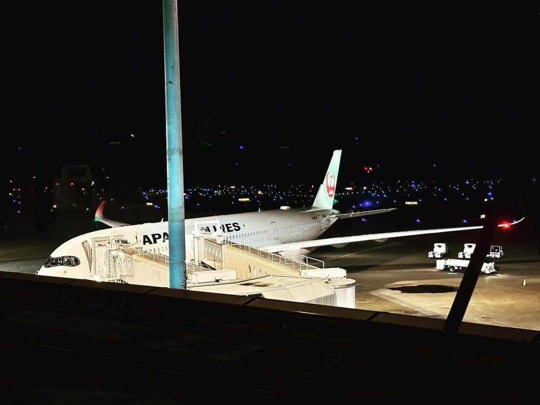 木山裕策さんのインスタグラム写真 - (木山裕策Instagram)「明日は北海道の江差町にてイベントに参加するため、今日は前乗り✈️😁。  空港直結のホテルなので、部屋の窓から飛行機が見えるという初めての体験🥹。滑走路のライトが綺麗ですねー。  明日は早いのでそろそろ寝まする😴」7月1日 23時03分 - kiyamayusaku