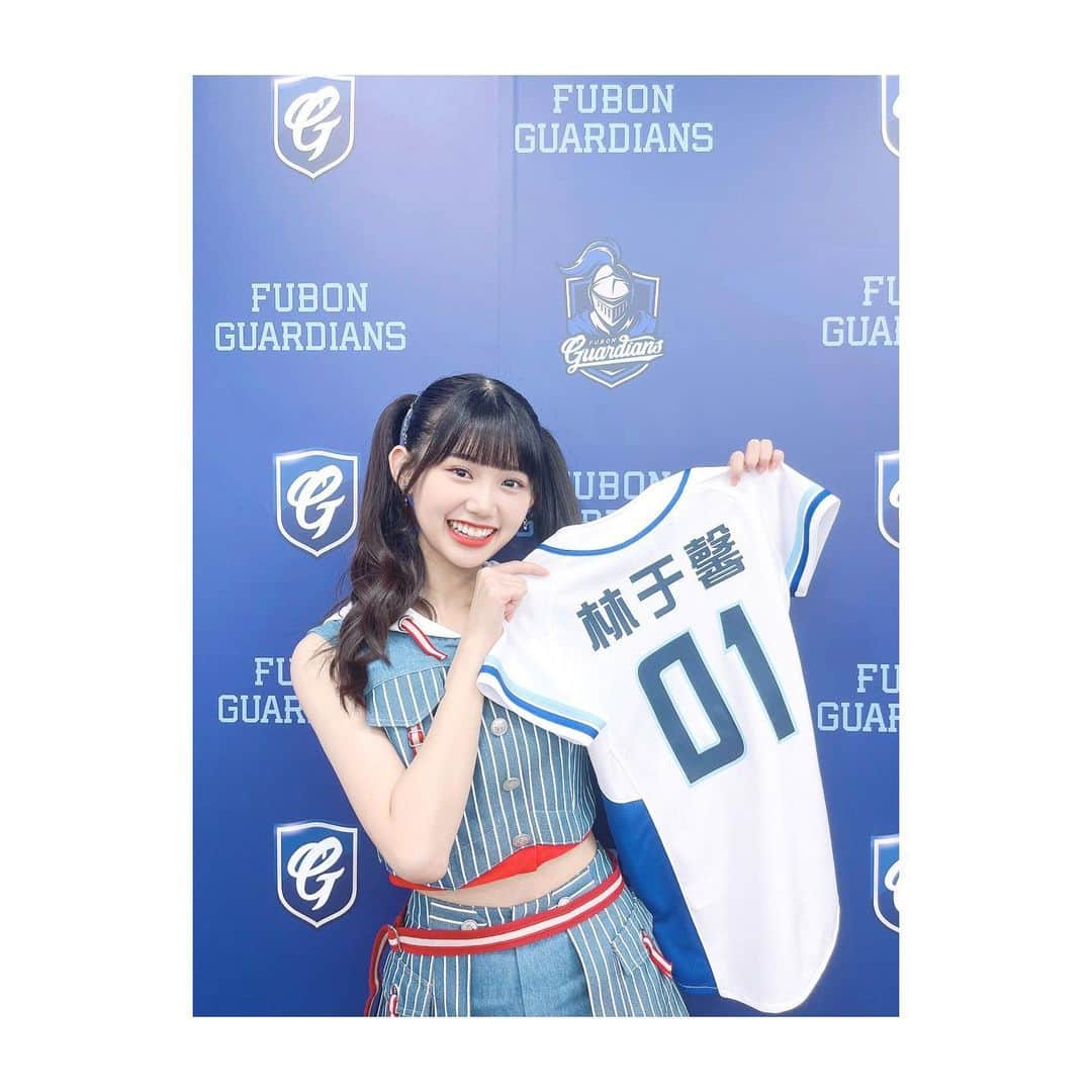 林于馨さんのインスタグラム写真 - (林于馨Instagram)「. #來七淘 @fubon_guardians_official  今天謝謝 #富邦悍將 的邀請！🫶🏻 很開心可以來球場跳應援✊🏻 見到漂亮的富邦Angels還有很多球迷🩵 三局最後跳了好多的嗆司很盡興🔥 希望下次有機會繼續合作 謝謝追蹤的大家🥺 - 今日は野球場に行って 富邦悍將さんの応援を参加できてとても嬉しいです✊🏻 そして富邦Angelsさんと ファンの皆さんに会えて楽しかったです☺︎︎*｡🩵 3局の最後たくさん踊れて大満足🔥 もし機会があればまた応援しに行きたいですー フォローしてくれた皆さんもありがとう🥺 - #AKB48 #AKB48TeamTP #TeamTP  #UnitTicTacToe #🔫 #れいち #林于馨 #新莊棒球場 #啦啦隊 @fubon_angels_official」7月1日 23時03分 - reichi01_akb48teamtp