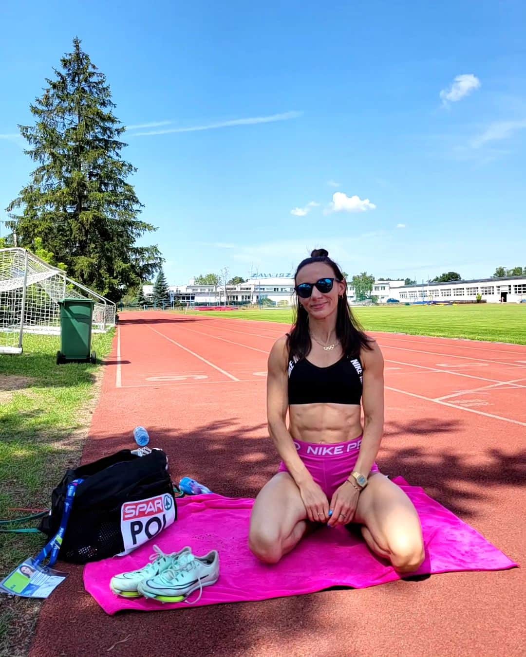 マリカ・ポポヴィッチュ・ドラパワのインスタグラム：「Skończyłam trening przed 12. To oznacza aż 1.5 dnia wolnego🥳 miłego weekendu Ziomeczki🌞🍦🍹⛱️ #weekendmood」