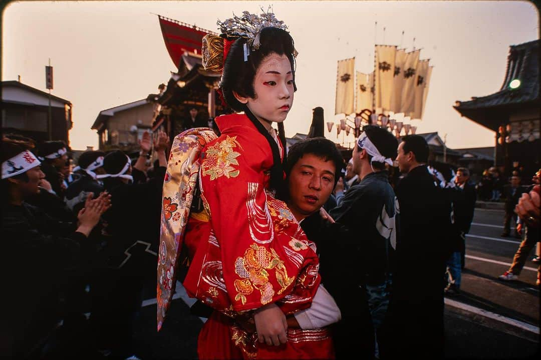 Michael Yamashitaさんのインスタグラム写真 - (Michael YamashitaInstagram)「Kid Kabuki in Nagahama: Here’s the all star cast of kids carried by their teachers to a beautiful stage built on a float with wheels (hikiyama) where the boys  perform the dramatic final act in a kabuki classic featuring samurai and sword fights to shouts of encouragement from the appreciative audience. . #nagahama #hikiyama hikiyamafestival #kabuki」7月1日 23時07分 - yamashitaphoto