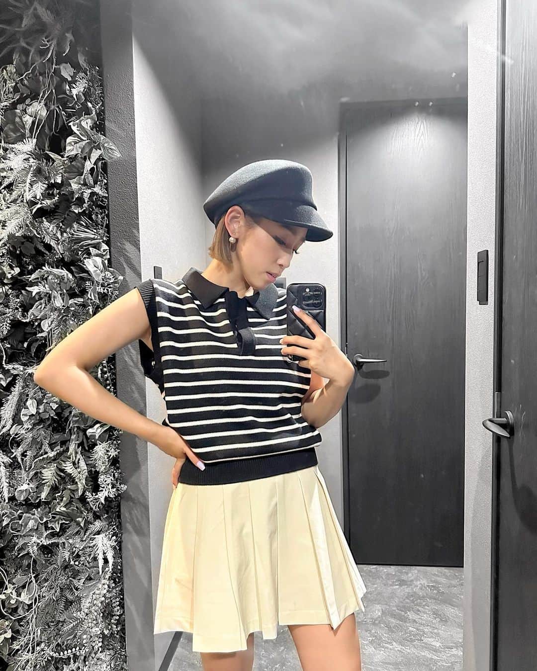 みにあやのインスタグラム：「本日から7月♡  ストーリーでは、日時や金融知識🌟 フィード投稿ではプチプラコーデ☺️ 支出下げながらでもお洒落は 出来ることを知って欲しい✌️✨  上下GRLコーデ♡ ゴルフ⛳️するようになってから 練習の時にも着ていけるような コーデを選ぶ事が多くなった🫶  ボーダーは細いラインであれば カジュアルになりすぎないし 膨張もしにくいですよ😮‍💨  　　 OOTD ￣￣　　　 ￣￣ ▪️ボーダー柄スキッパーノースリーブニットトップス ブランド：GRL 品番：dr566  ▪️インパン裏地付きプリーツミニスカート ブランド：GRL 品番：at1734」