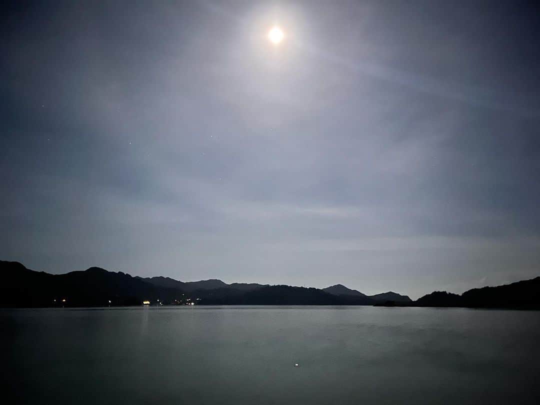 小林希さんのインスタグラム写真 - (小林希Instagram)「月の明るい父島の夜、 食後にお散歩てくてくと。  硫黄島クルーズから戻りまして、 ようやく陸でお泊まりです💤  #小笠原諸島 #父島」7月1日 23時09分 - nozokoneko