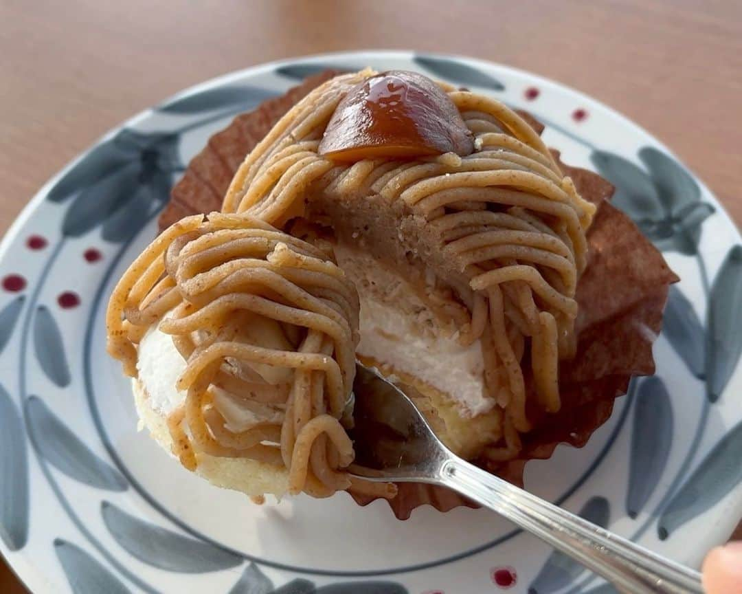 Cooking with Dogさんのインスタグラム写真 - (Cooking with DogInstagram)「Chef enjoyed a dessert set (Mont Blanc and coffee) on the 22nd floor of Asahi Beer headquarters. 🧁👩‍🍳😋 From there, you can see the Sumida River, Skytree, and on clear days, even Mount Fuji. 朝日ビール本社22階でデザートセット(モンブランとホットコーヒー)いただきました。隅田川、スカイツリー、お天気の良い日は富士山も見えます🗻😍」7月1日 23時15分 - cookingwithdog