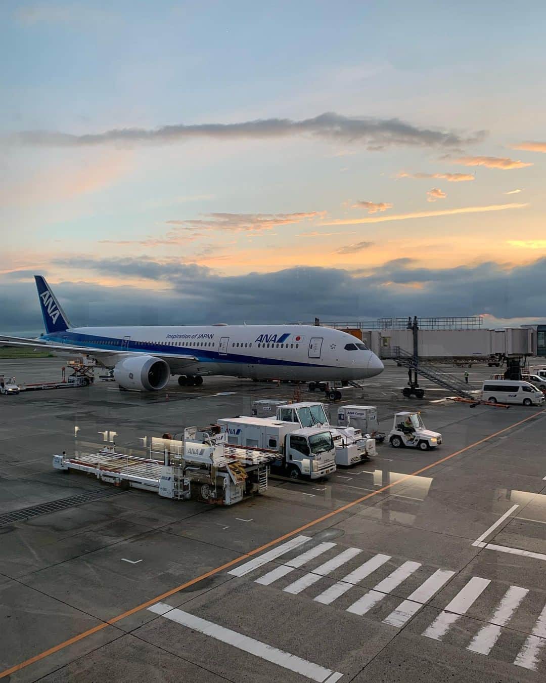 林マオのインスタグラム：「出張ロケ✈️  無事に？？終了😊  なかなかのロケでしたよ🤣  これまでにない 人生初の体験 夢のような体験 カメラマンさんも ディレクターさんも 私も こんなこと、 今までなかった… という まさかの事態も起きましたw  7月15日のツキいちannaで放送です❤️  お楽しみに😆  #出張#飛行機#夕焼け#雨上がり#読売テレビ#anna」