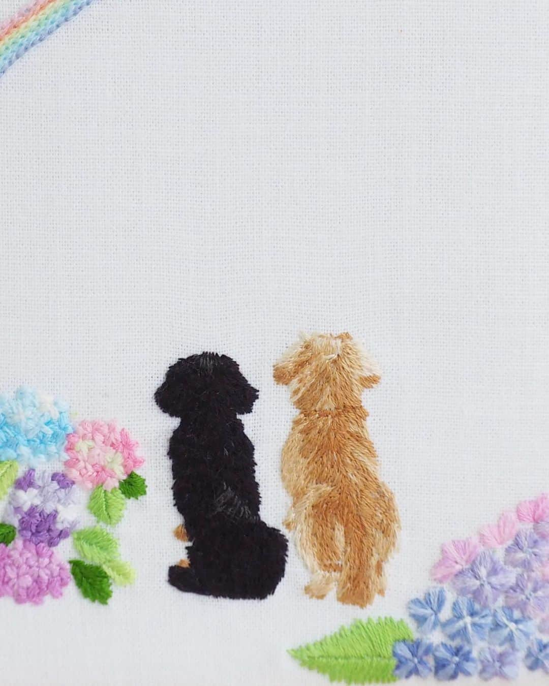 Sora Momoさんのインスタグラム写真 - (Sora MomoInstagram)「そらとももの後ろ姿と紫陽花の刺繍🐶🐾🐶 ☺︎ そらももの後ろ姿を刺繍してみたいなぁと思って 6月に撮った写真だから背景は紫陽花にしてみました ☺︎ 頭の中に思い描いてるイメージはあっても技術が全くついて行けず 思ってたのとはなんか違うんですけど😅💦 何度もやり直してるうちにとうとう6月が終わっちゃったので💦 完成ということにしました ☺︎ 今回もやっぱり昭和感満載😂 空白のところに暑中見舞い書くやつ〜😂😂 ☺︎ #後ろ姿#お気に入りの写真#刺繍してみた#紫陽花の刺繍#みなさんの写真#参考にさせていただきました #イメージ通りにいかないけど#作るのは楽しい#オリジナル図案#刺繍初心者#ハンドメイド#刺繍#栞の写真」7月1日 23時16分 - teratera_sorapu_