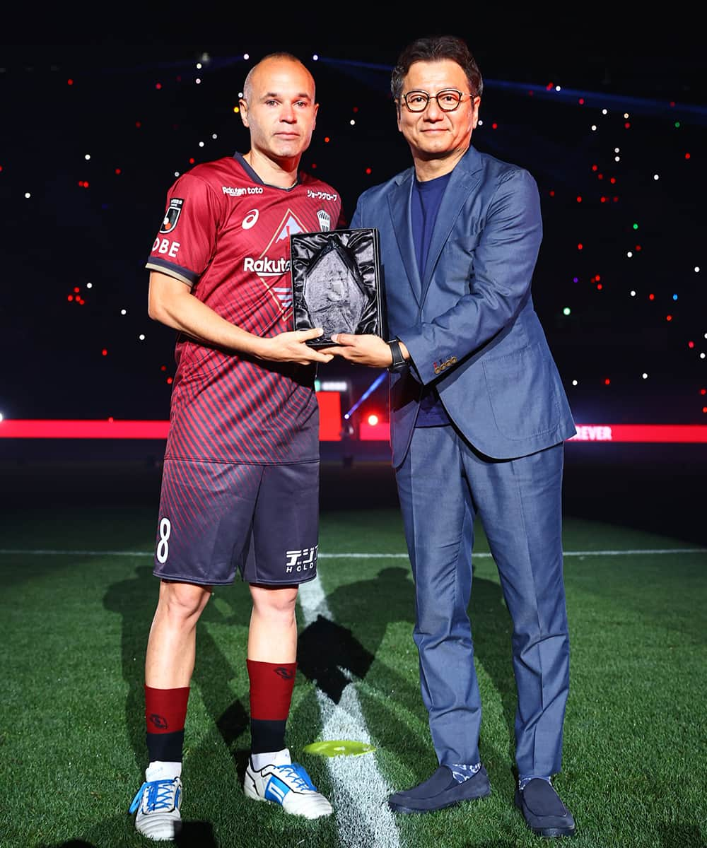 ヴィッセル神戸さんのインスタグラム写真 - (ヴィッセル神戸Instagram)「INIESTA KO8E FOREVER Ceremony❤🤍  #vissel #visselkobe #ヴィッセル #ヴィッセル神戸 #Kobe #神戸 #一致団結 #WeAreKobe #KobeForeverForward #JLeague #Jリーグ #神戸札幌 #iniesta #イニエスタ #iniestaKO8Eforever」7月1日 23時18分 - visselkobe