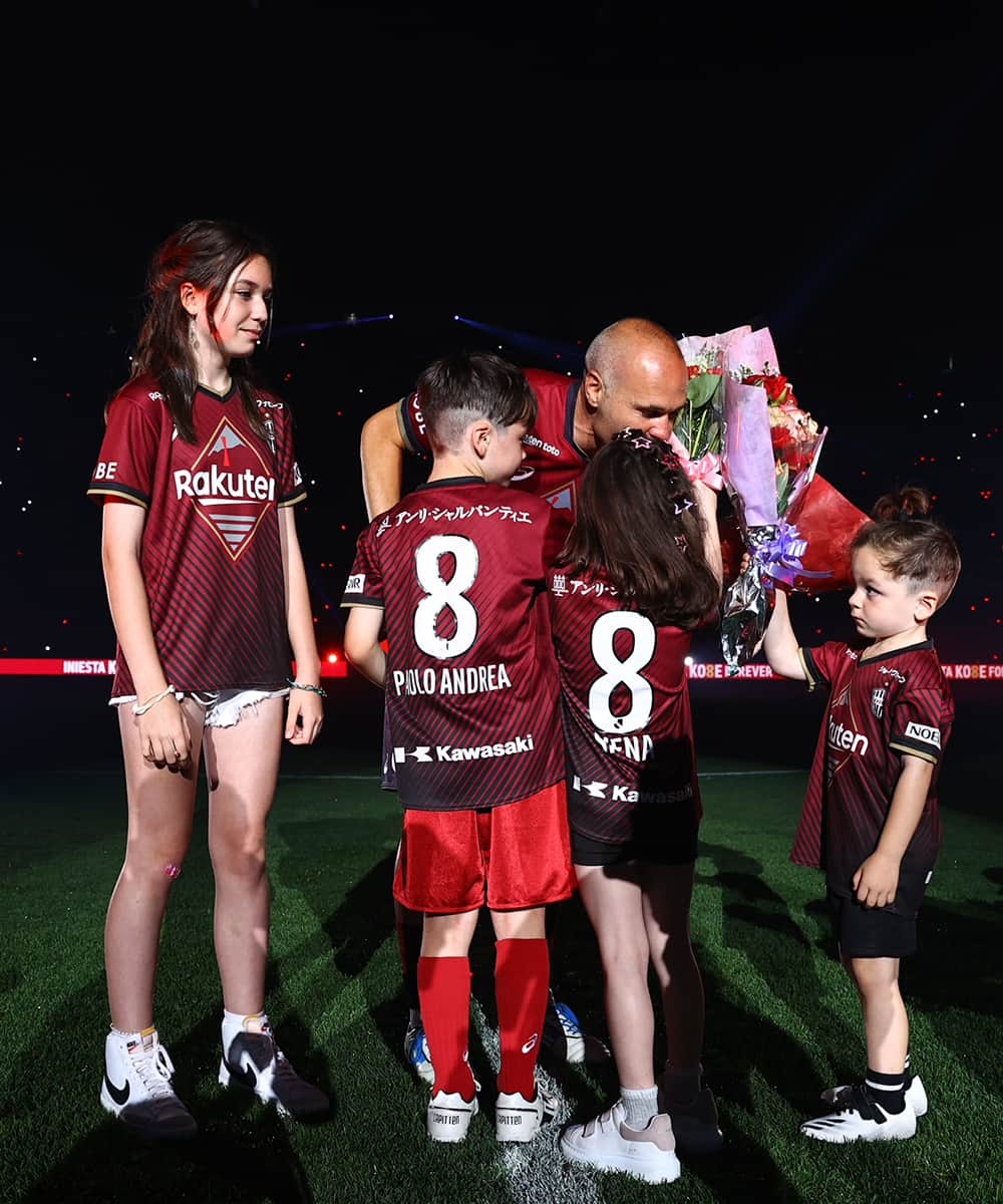 ヴィッセル神戸さんのインスタグラム写真 - (ヴィッセル神戸Instagram)「INIESTA KO8E FOREVER Ceremony❤🤍  #vissel #visselkobe #ヴィッセル #ヴィッセル神戸 #Kobe #神戸 #一致団結 #WeAreKobe #KobeForeverForward #JLeague #Jリーグ #神戸札幌 #iniesta #イニエスタ #iniestaKO8Eforever」7月1日 23時18分 - visselkobe