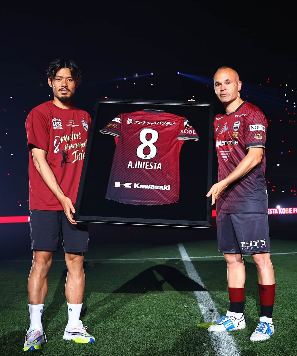 ヴィッセル神戸さんのインスタグラム写真 - (ヴィッセル神戸Instagram)「INIESTA KO8E FOREVER Ceremony❤🤍  #vissel #visselkobe #ヴィッセル #ヴィッセル神戸 #Kobe #神戸 #一致団結 #WeAreKobe #KobeForeverForward #JLeague #Jリーグ #神戸札幌 #iniesta #イニエスタ #iniestaKO8Eforever」7月1日 23時18分 - visselkobe