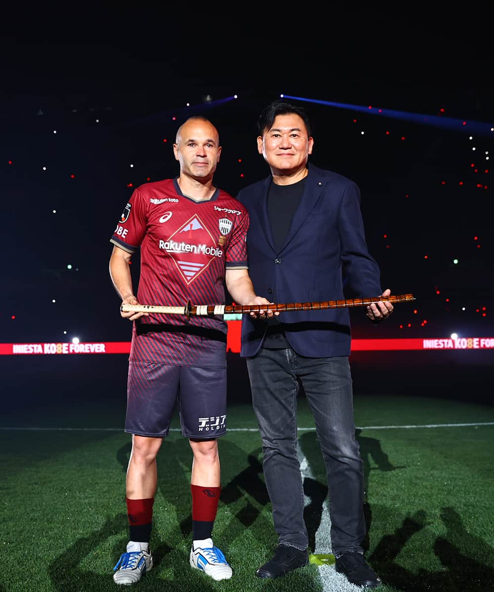 ヴィッセル神戸さんのインスタグラム写真 - (ヴィッセル神戸Instagram)「INIESTA KO8E FOREVER Ceremony❤🤍  #vissel #visselkobe #ヴィッセル #ヴィッセル神戸 #Kobe #神戸 #一致団結 #WeAreKobe #KobeForeverForward #JLeague #Jリーグ #神戸札幌 #iniesta #イニエスタ #iniestaKO8Eforever」7月1日 23時18分 - visselkobe