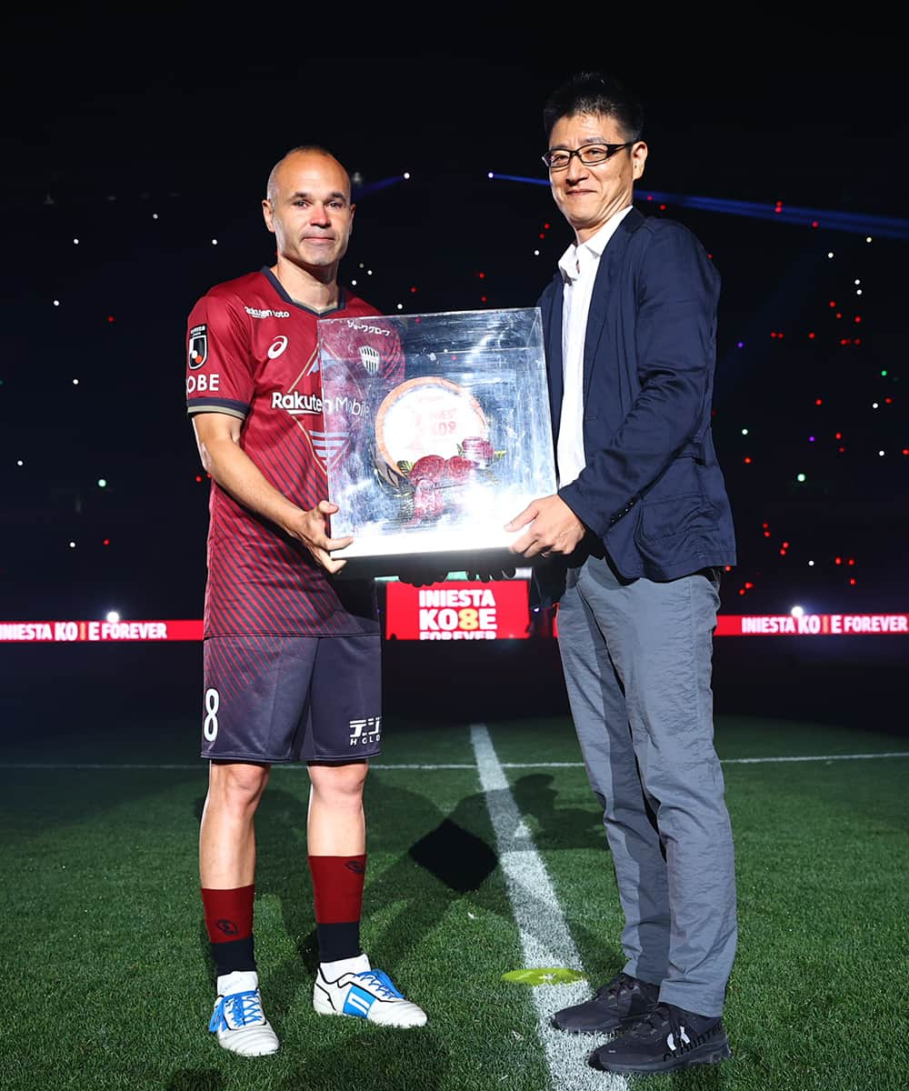 ヴィッセル神戸さんのインスタグラム写真 - (ヴィッセル神戸Instagram)「INIESTA KO8E FOREVER Ceremony❤🤍  #vissel #visselkobe #ヴィッセル #ヴィッセル神戸 #Kobe #神戸 #一致団結 #WeAreKobe #KobeForeverForward #JLeague #Jリーグ #神戸札幌 #iniesta #イニエスタ #iniestaKO8Eforever」7月1日 23時18分 - visselkobe