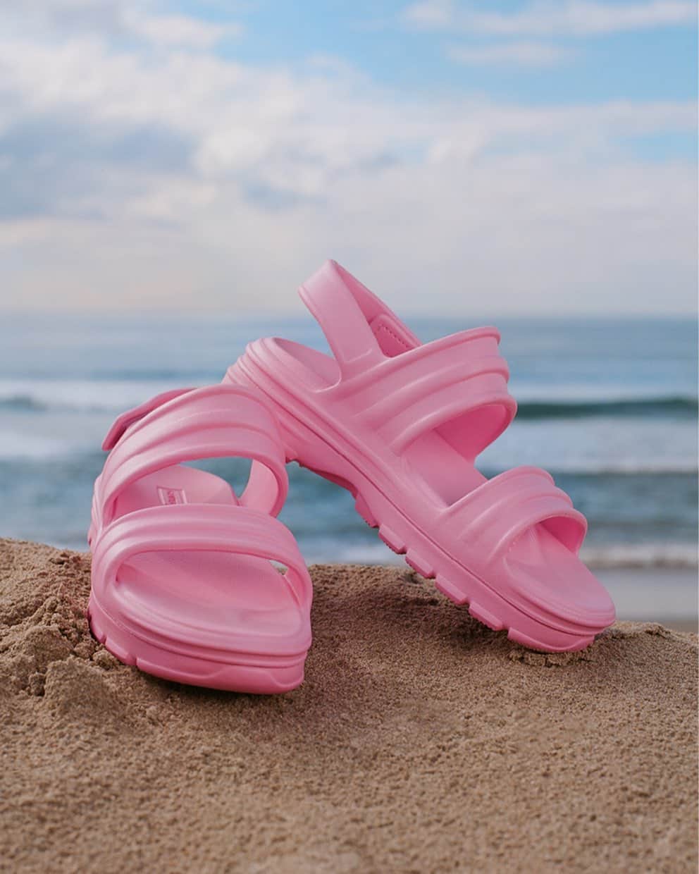 ハンターブーツのインスタグラム：「Lightweight yet durable, these so essential sandals are featured in a slip-on style and chunky silhouette with a hook-and-loop ankle strap, contoured footbed, and double-strap detailing.   The Pink Fizz colour is available to shop at @freepeople」