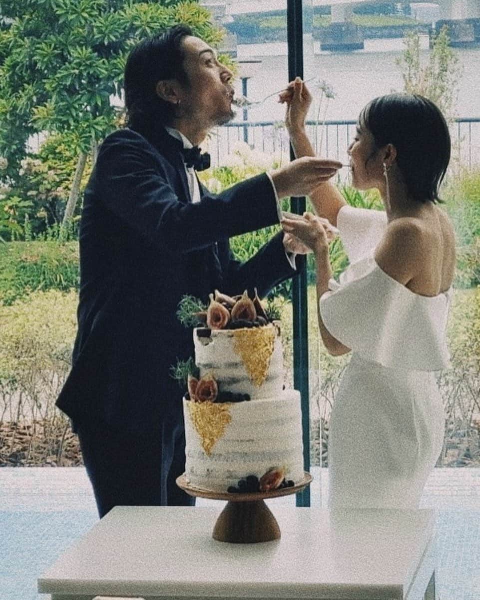 上杉圭哉さんのインスタグラム写真 - (上杉圭哉Instagram)「結婚式お気に入りの写真👰‍♀️🤵‍♂️  Wedding bouquet @eda.flowers_____   胡蝶蘭の花言葉が 「幸せが飛んでくる」ということから、胡蝶蘭と合わせる花もラン系で揃えたいなぁと思い、オンシジュームと合わせました😗  式場はララシャンスガーデン東京ベイで挙げました🙄 半年間打ち合わせしていたけど、本当に良い人ばかりで、楽しく準備を進めることができました🙇🏼  本当にありがとうございました🥹  #weddingday #結婚式 #ララシャンスガーデン東京ベイ」7月1日 23時24分 - keiya_uesugi